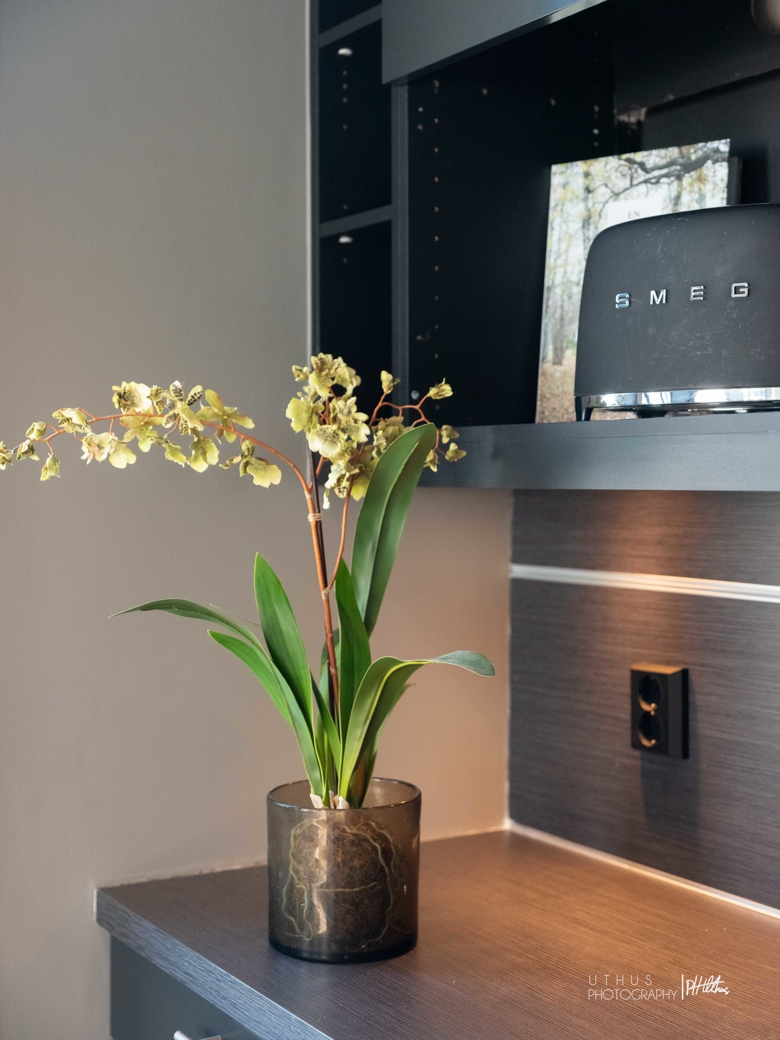 Kjøkkenet ligger i tilknytning til spisestuen og har lekre sorte overflater som virkelig står i stil til resten av hytta. Galleribilde