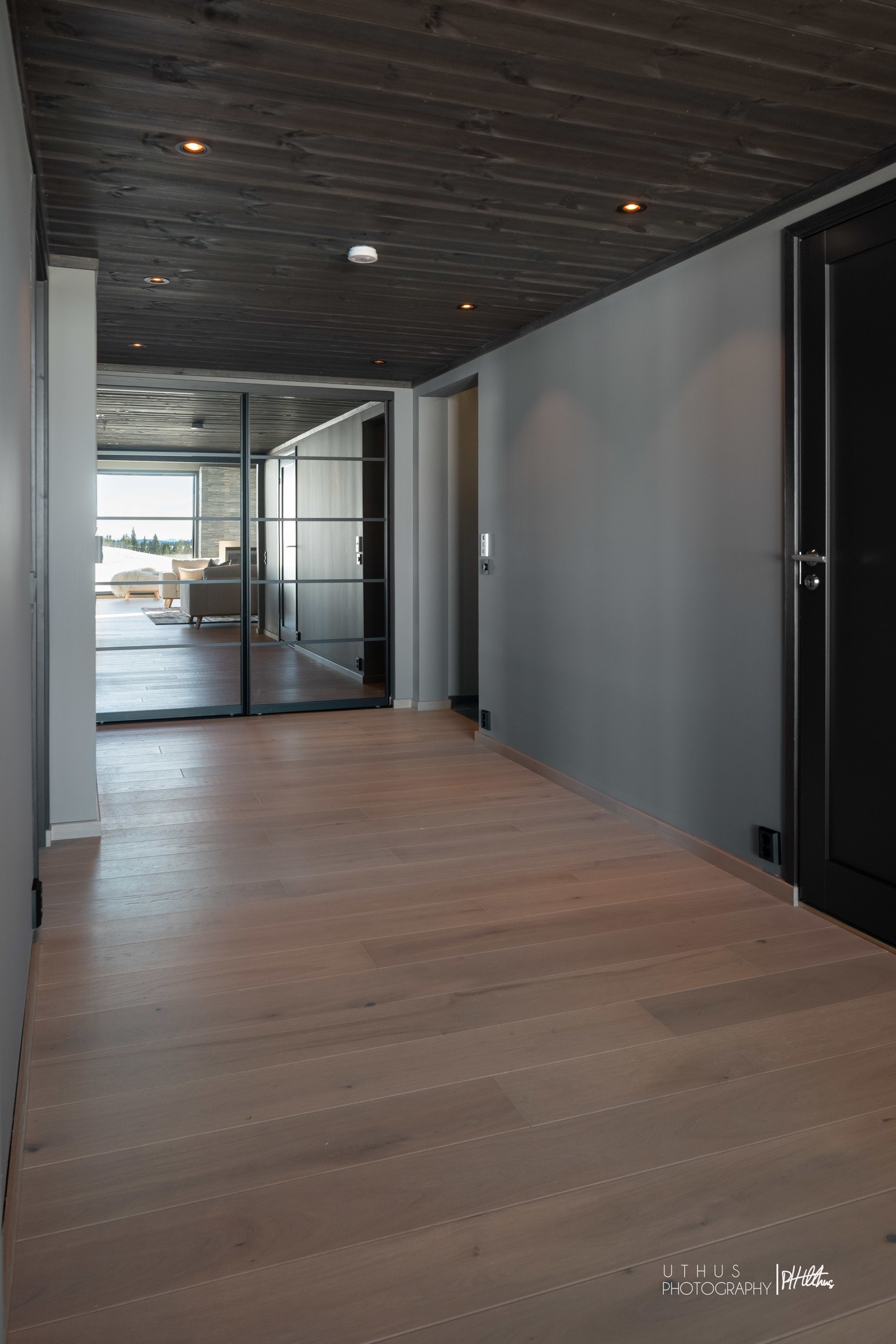 Fra gangen kan du bevege deg videre opp trappen til loftsstuen Galleribilde