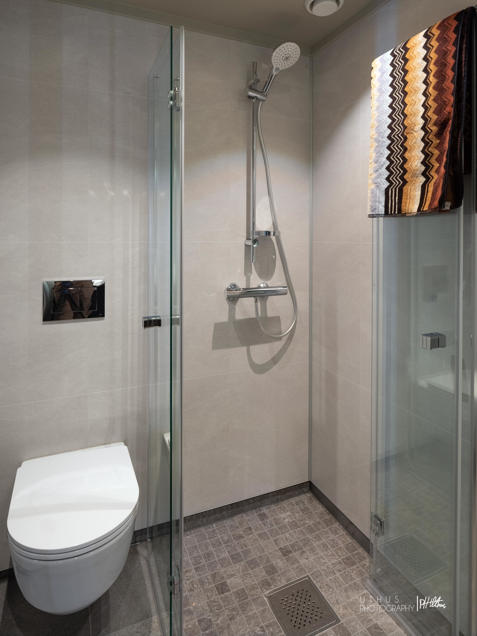 Pent og innbydende badrom med flislagt gulv med vannbåren gulvvarme. Galleribilde