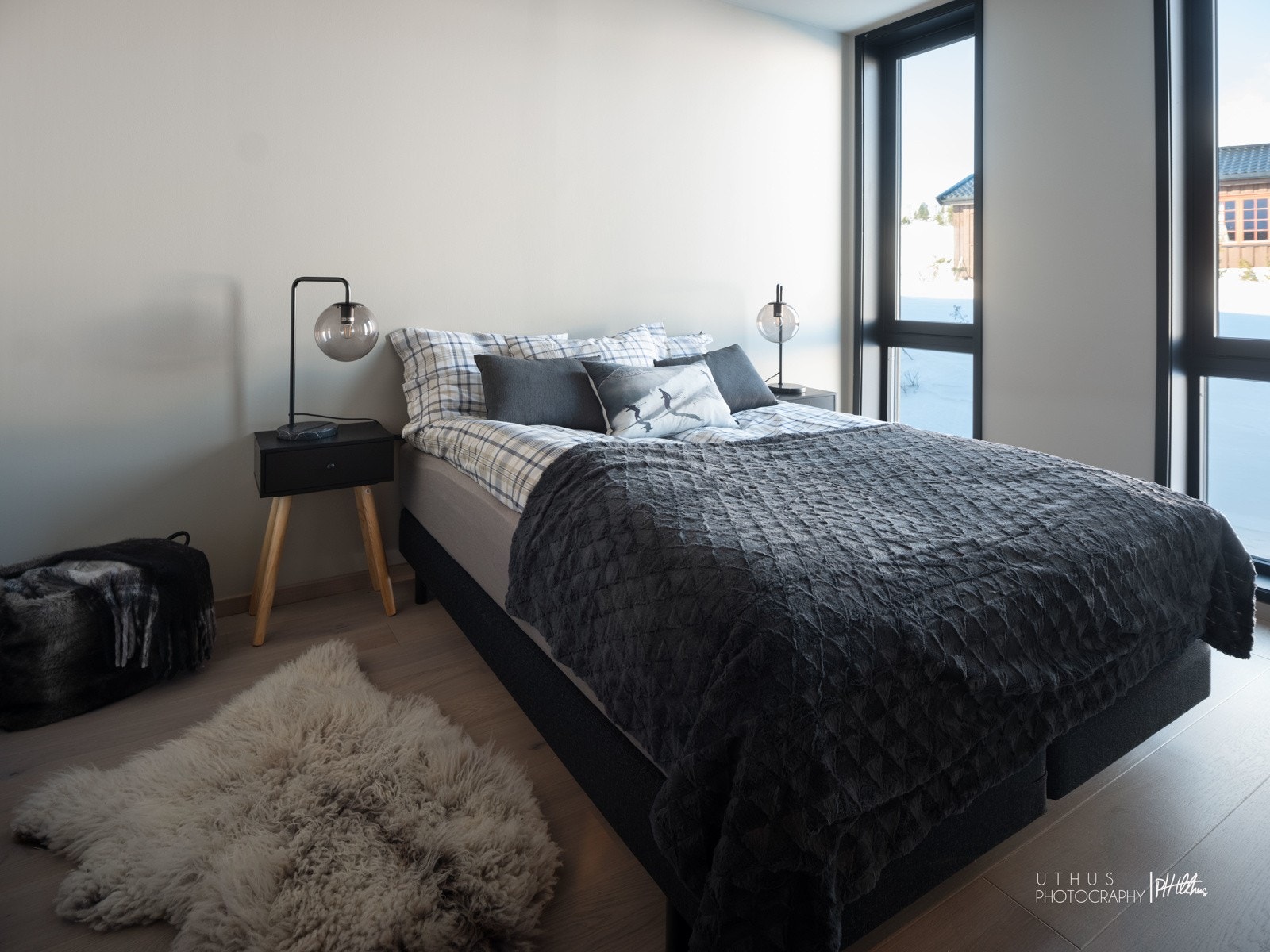 Her er det store vindusflater og god plass til dobbeltseng Galleribilde