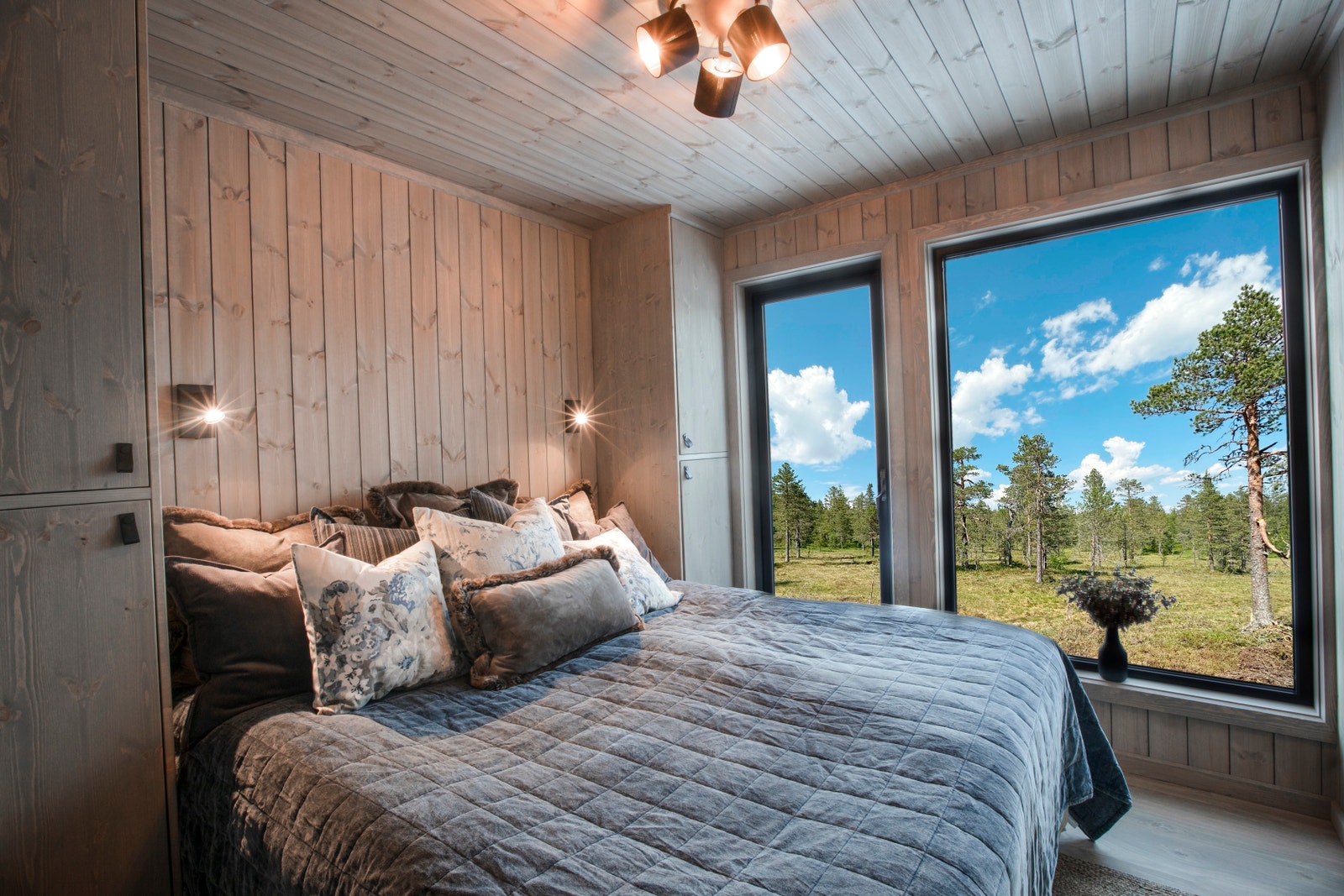 Illustrasjonsbilde: Det planlagte soverommet nede har god plass til dobbeltseng og plassbygde skap (bildet er fra en tilsvarende hytte på Norefjell). Galleribilde