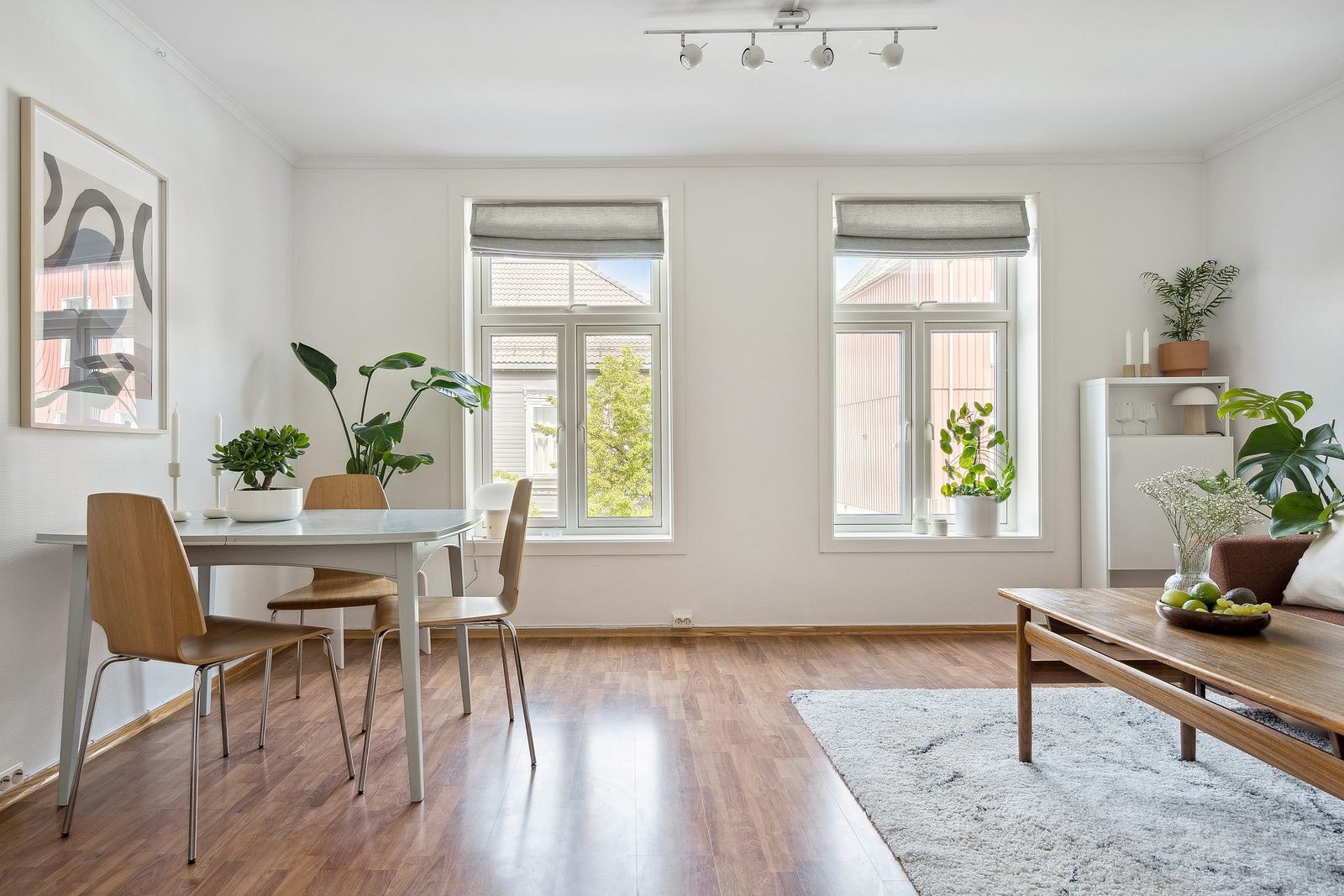 Store vindusflater slipper inn rikelig med naturlig dagslys. Galleribilde