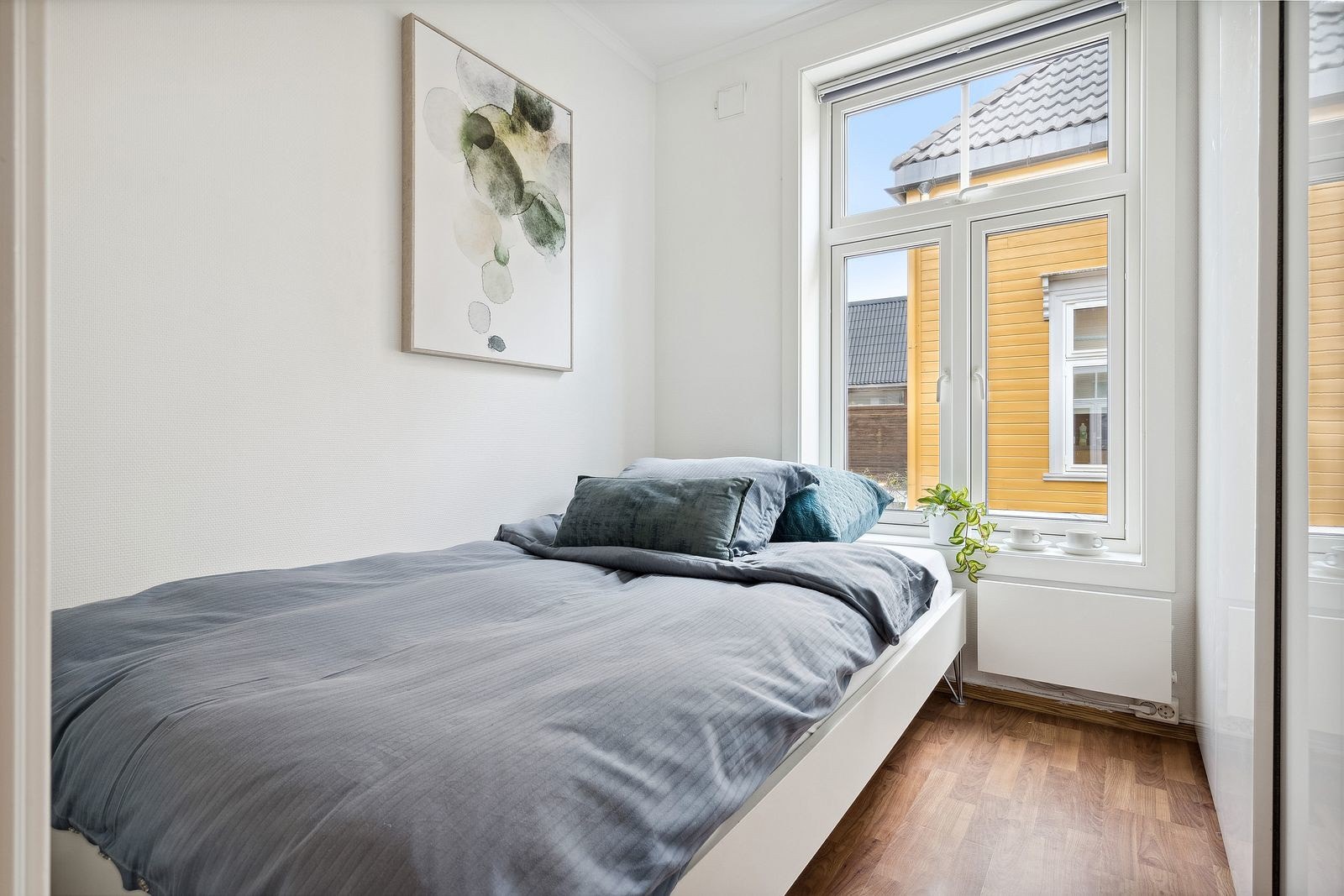 God plass til seng og garderobeløsning. Galleribilde