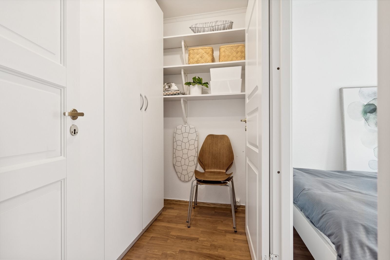 På hovedsoverommet er det etablert garderobeløsning. Galleribilde