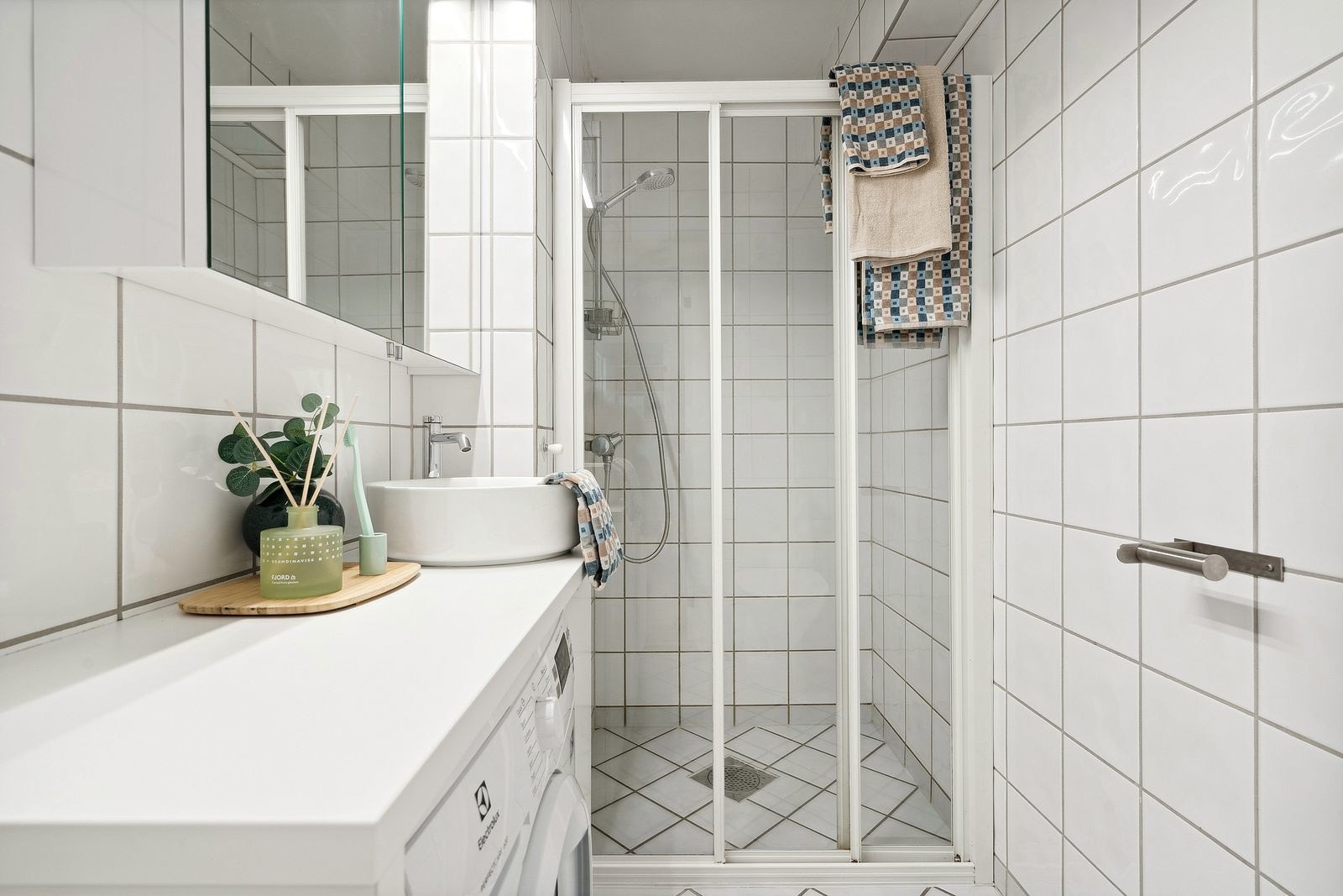 Pent flislagt bad med varmekabler i gulv. Galleribilde