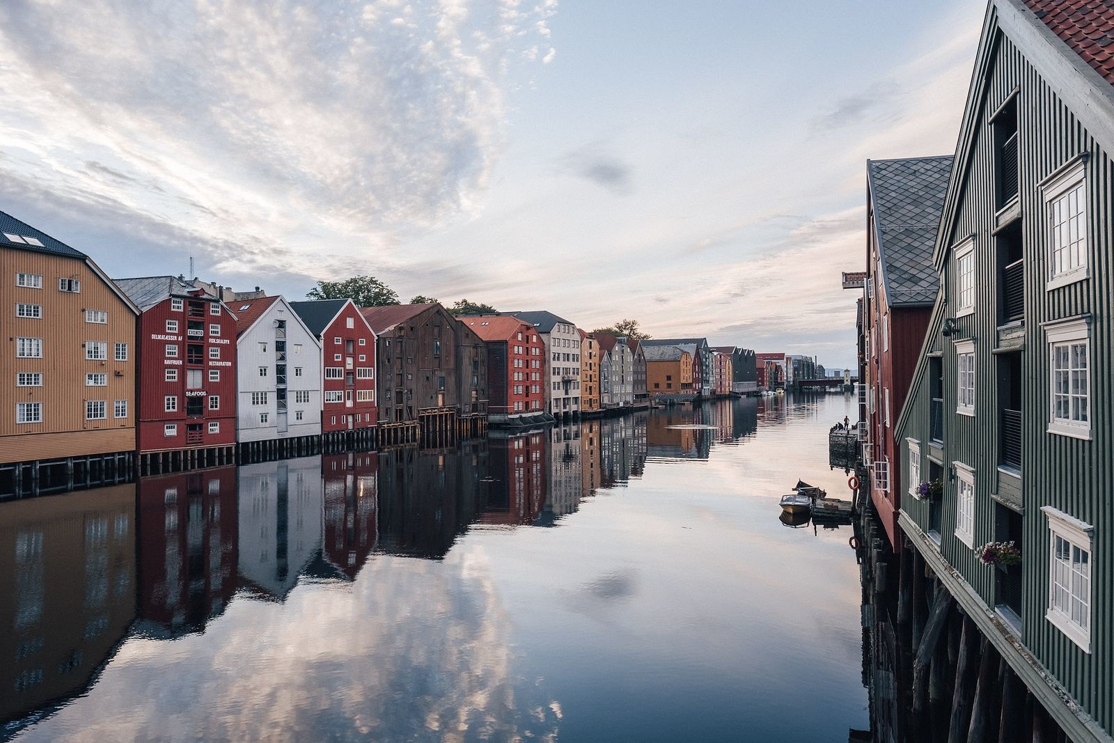 Gangavstand til Bakklandet, med trivelige trehus og brosteinsgater. Galleribilde