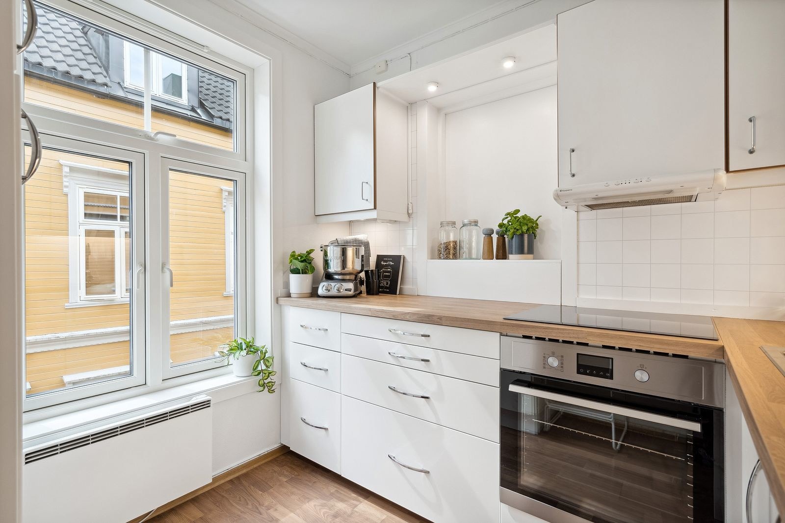 Kjøkkenet er nylig oppgradert med ny benkeplate, vask og hvitevarer som stekeovn og koketopp. Galleribilde