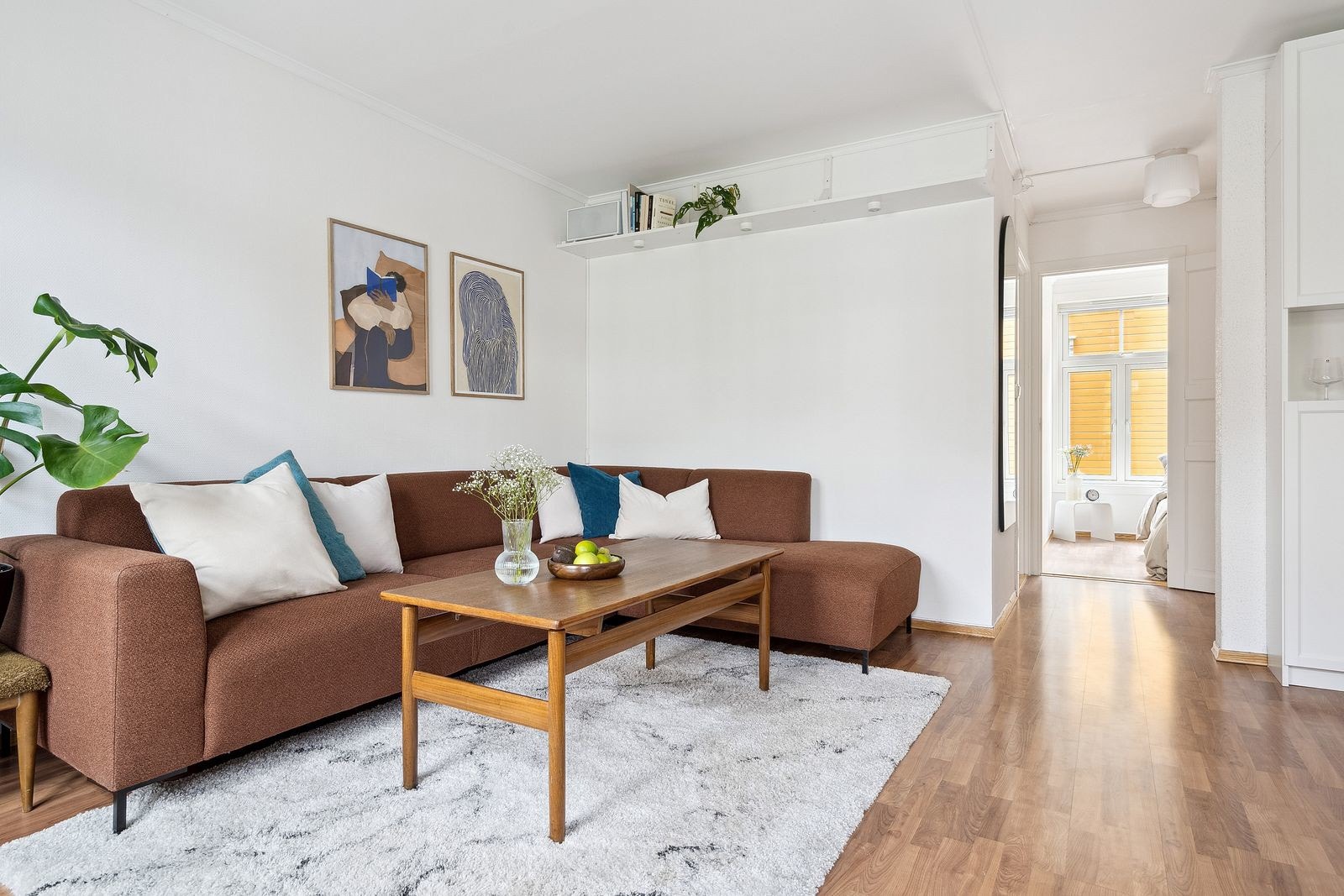 God plass til å innrede med både sofa, stuebord, tv-benk og spisebordsløsning. Galleribilde