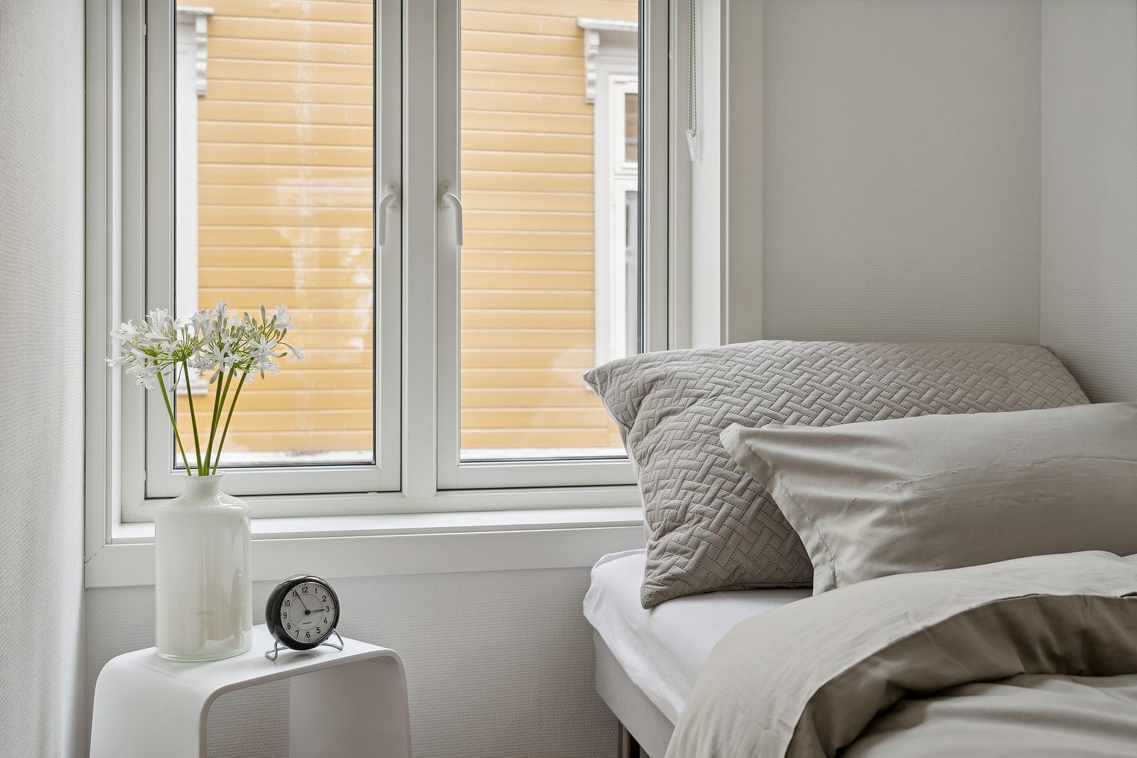 Begge soverom vender mot en rolig bakgård. Galleribilde