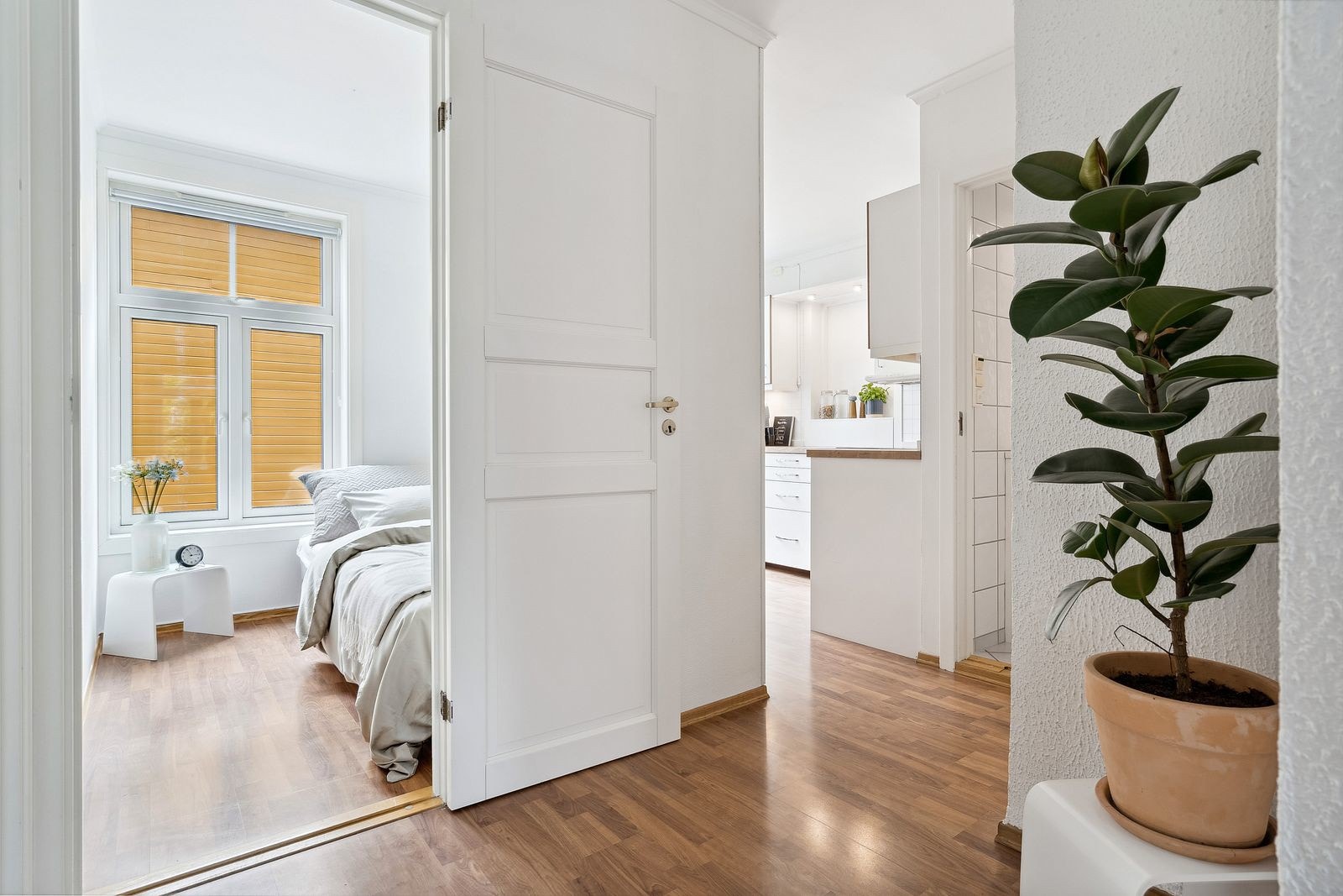 Mellomgang fra stue til kjøkken. Galleribilde