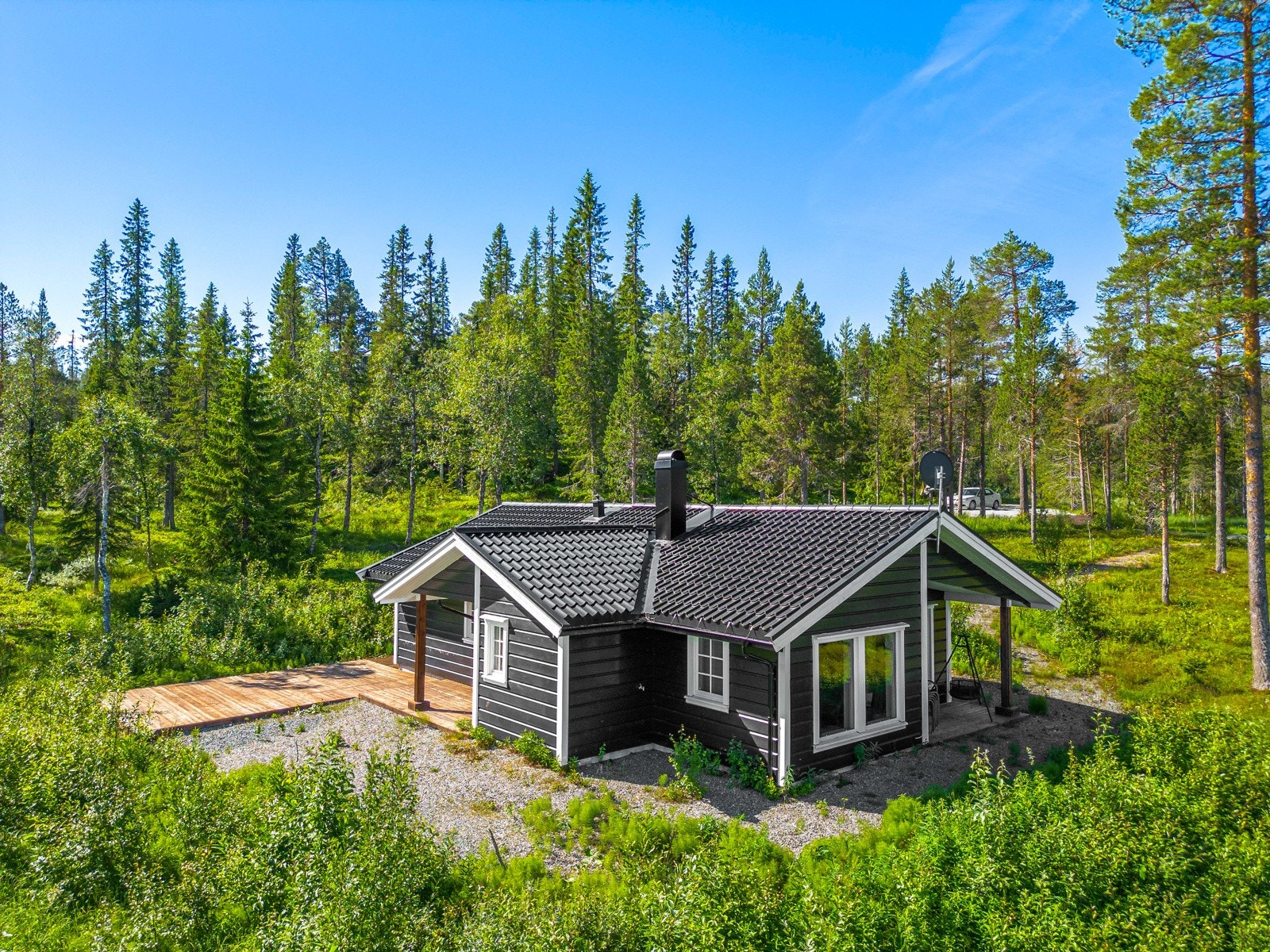 Store vindusflater vendt mot Innsvatnet og Skardfjellet. Galleribilde