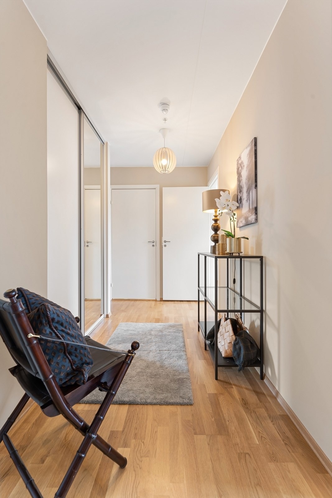 Leiligheten har en åpen og romslig entré/gang. Galleribilde