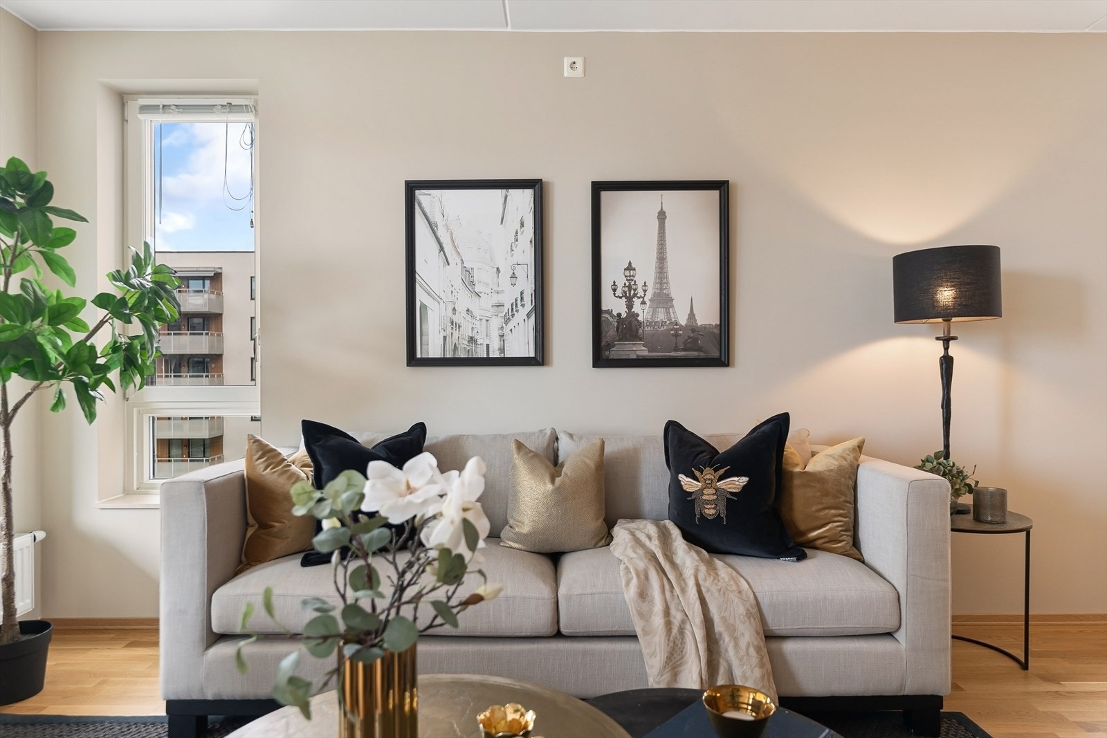 Leiligheten har glatte flater, malt i moderne og delikate farger. Galleribilde