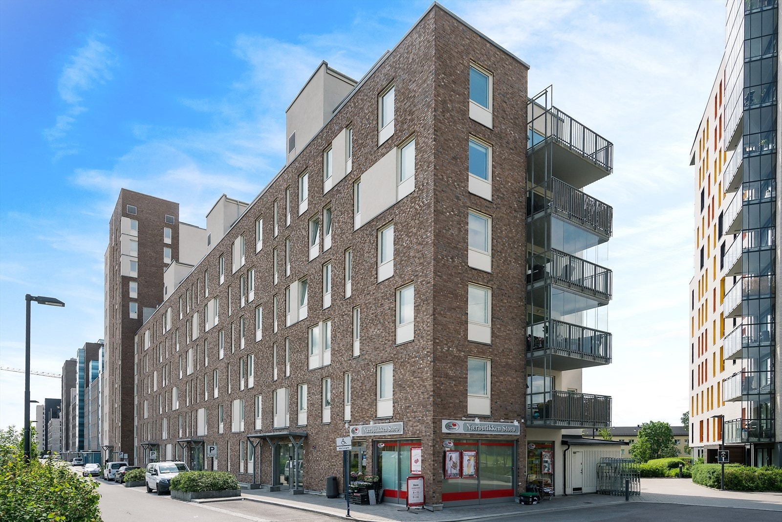 Det er gangavstand til både treningssenter, matvarebutikk, restaurant, apotek, kollektivtrafikk m.m. Galleribilde