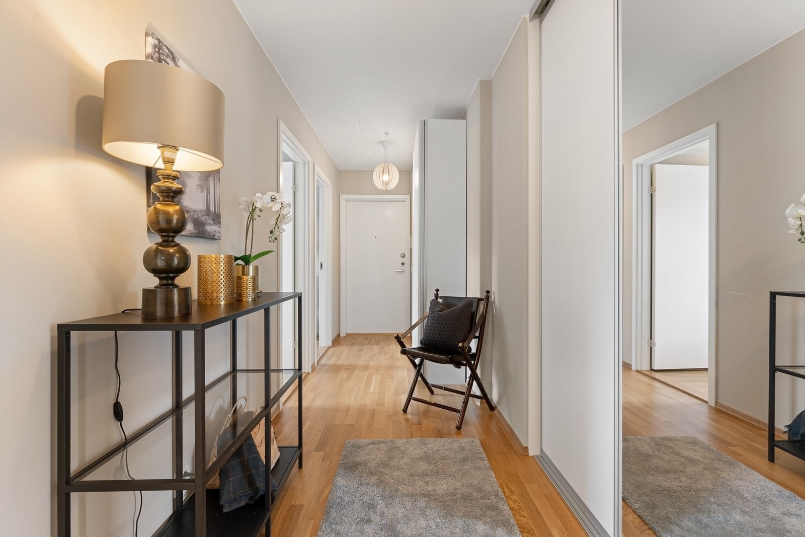 Det er gode oppbevaringsmuligheter i skyvedørsgarderobe samt garderobeskap i gang/entré. Galleribilde