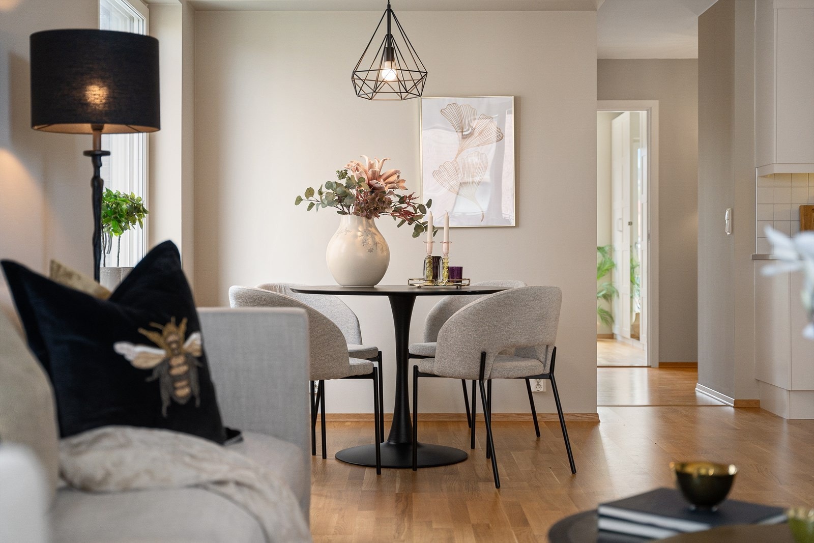 I stuen er det også plass til et hyggelig spisebord som gir rom for gjester på besøk. Galleribilde