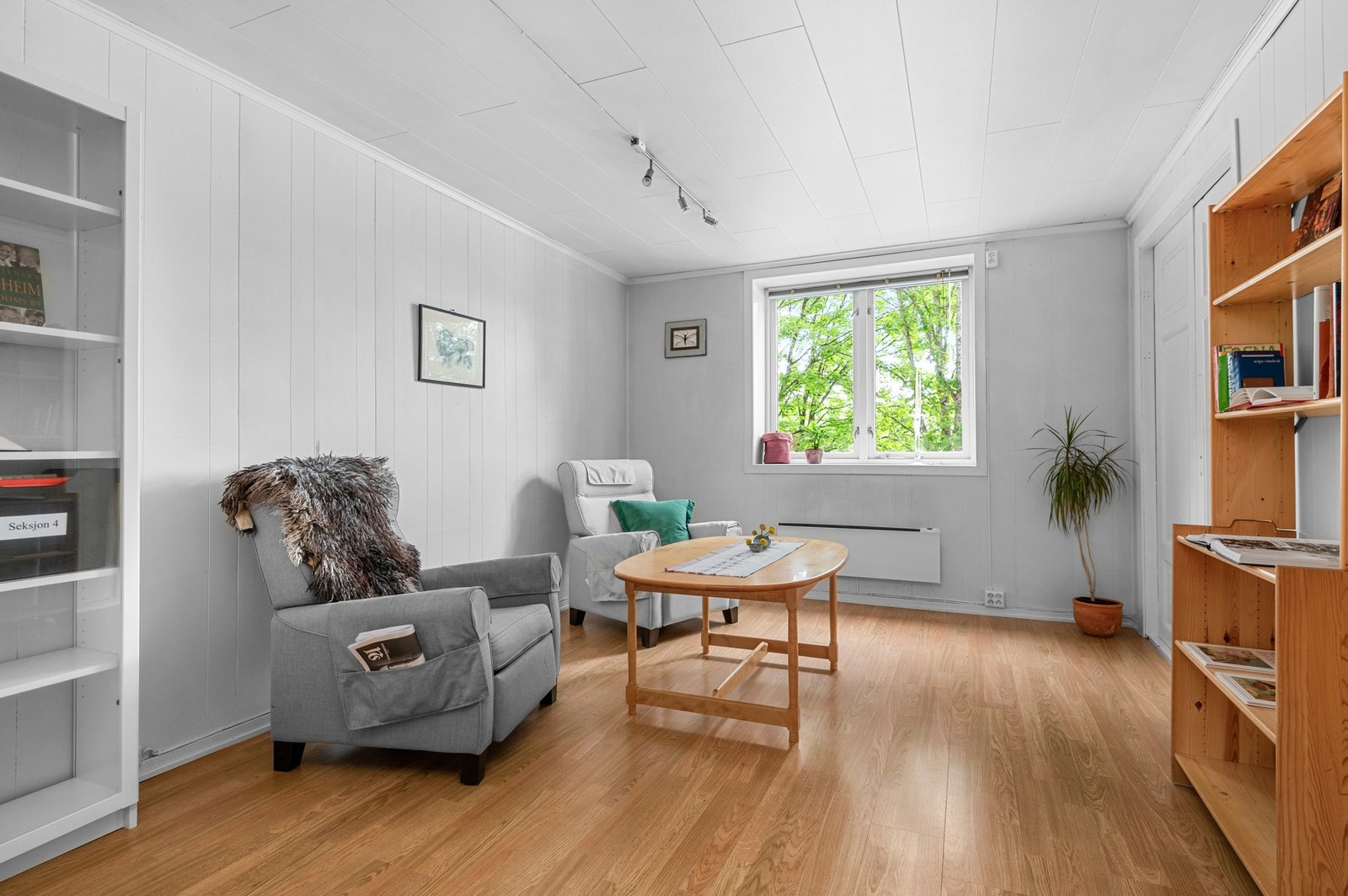 Romslig stue med god plass til sofagruppe Galleribilde