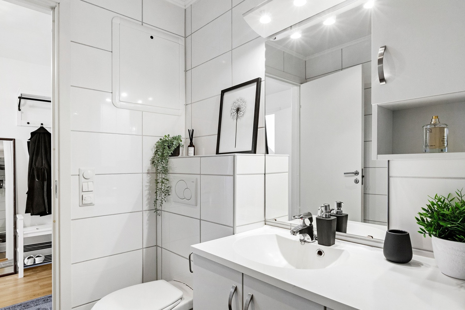 Badet er også utstyrt med vegghengt toalett og en romslig innredning. Galleribilde