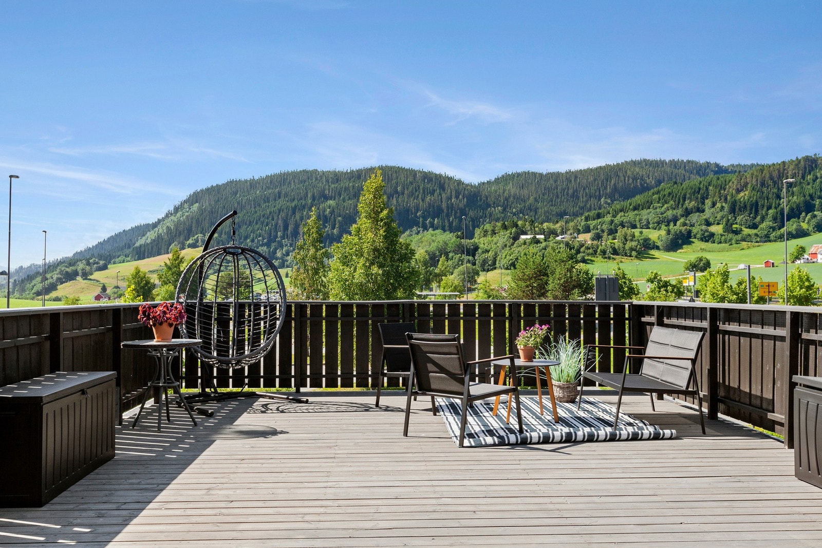 Sameiet har en 60 kvm stor felles takterrasse med gode solforhold og en flott utsikt. Velkommen til visning! Galleribilde