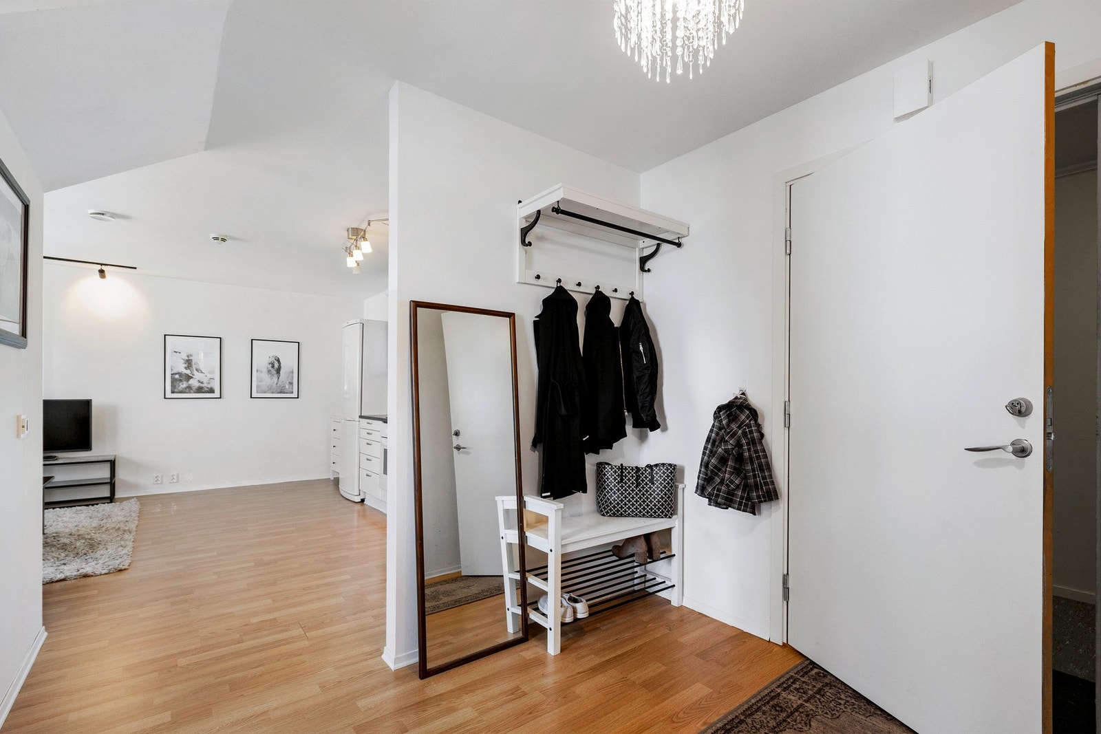 Lave felleskostnader på kr 2 500,- som dekker bl.a. strøm fellesarealer, renovasjon, normalt vedlikehold og regnskap. Galleribilde