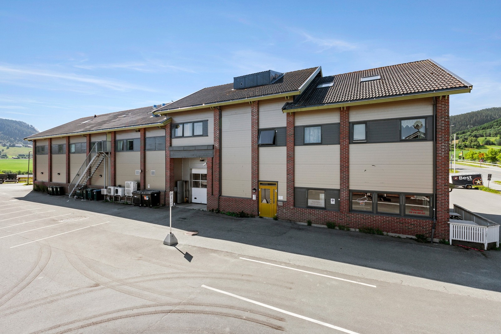 Rett utenfor har du parkeringsplass med flere oppstillingsplasser. I bygget finner du også Fratelli som serverer sine deilige pizzaer. Galleribilde