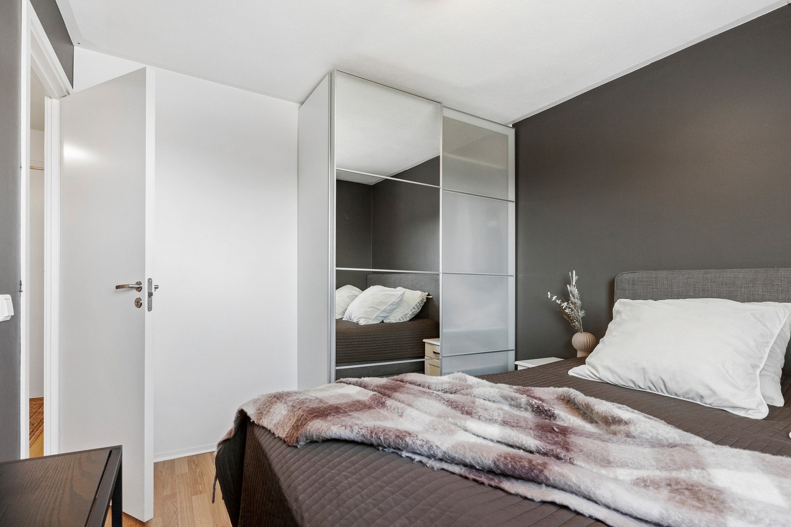 På rommet står også en pen skyvedørsgarderobe med speilfront. Galleribilde