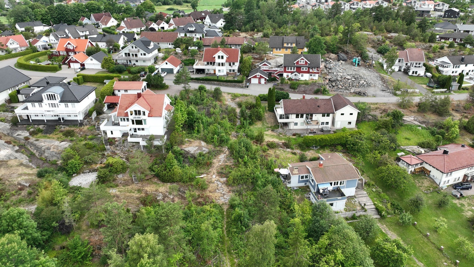 Veumåsen 20 - Oversiktsfoto mot Vest
Noen avstander : Fra Veumåsen 20 til :
Meny Skallestad: 700m.
Oserød barne-og ungdommskole, Barnehave: 1,5 km.
Barnashave - Barnashave : 1 km.
Teie Torv: 5,6 km. / Tønsberg: 7,0 km. Galleribilde