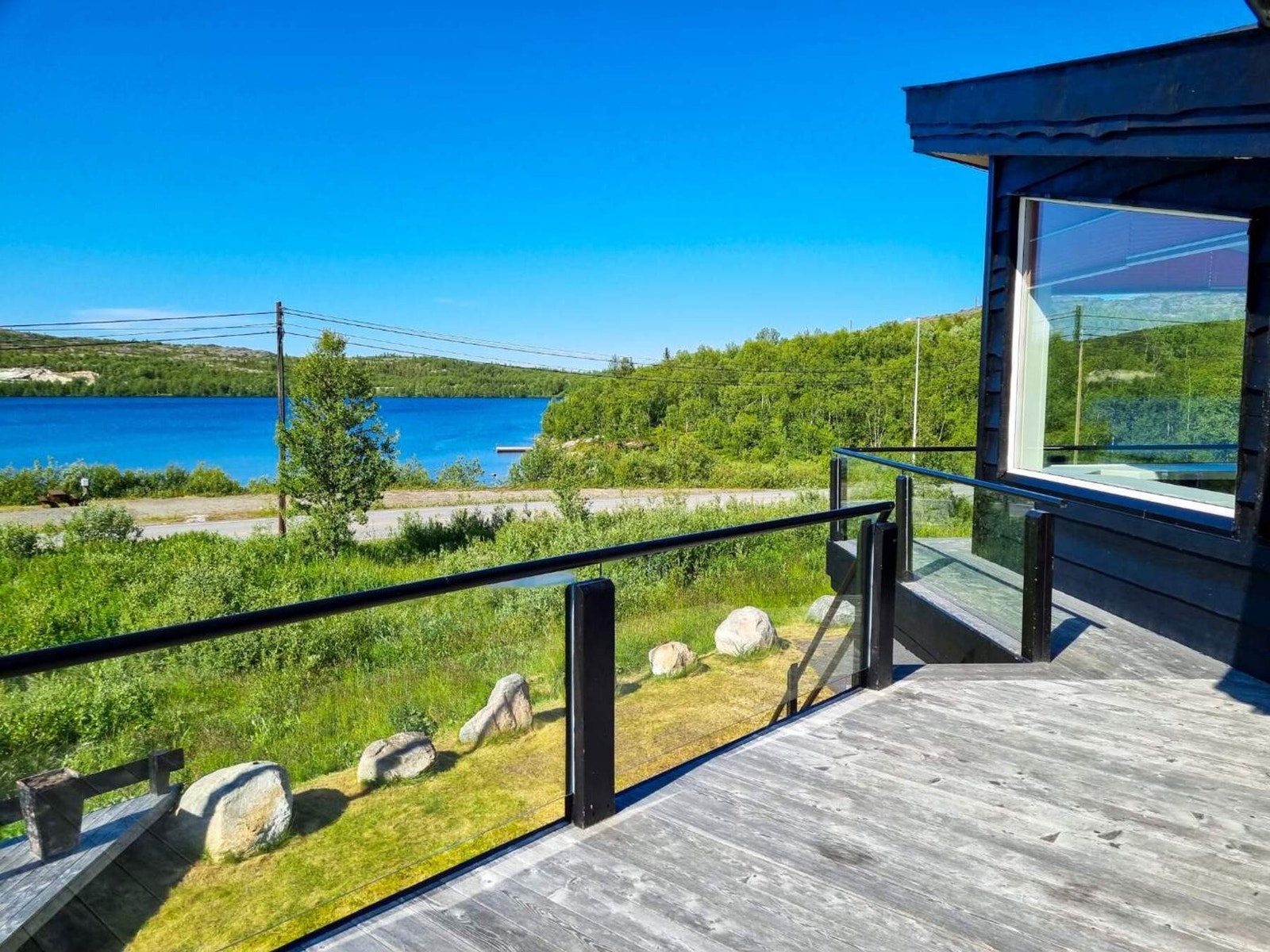 Utsikt mot badeplassen fra terrassen Galleribilde