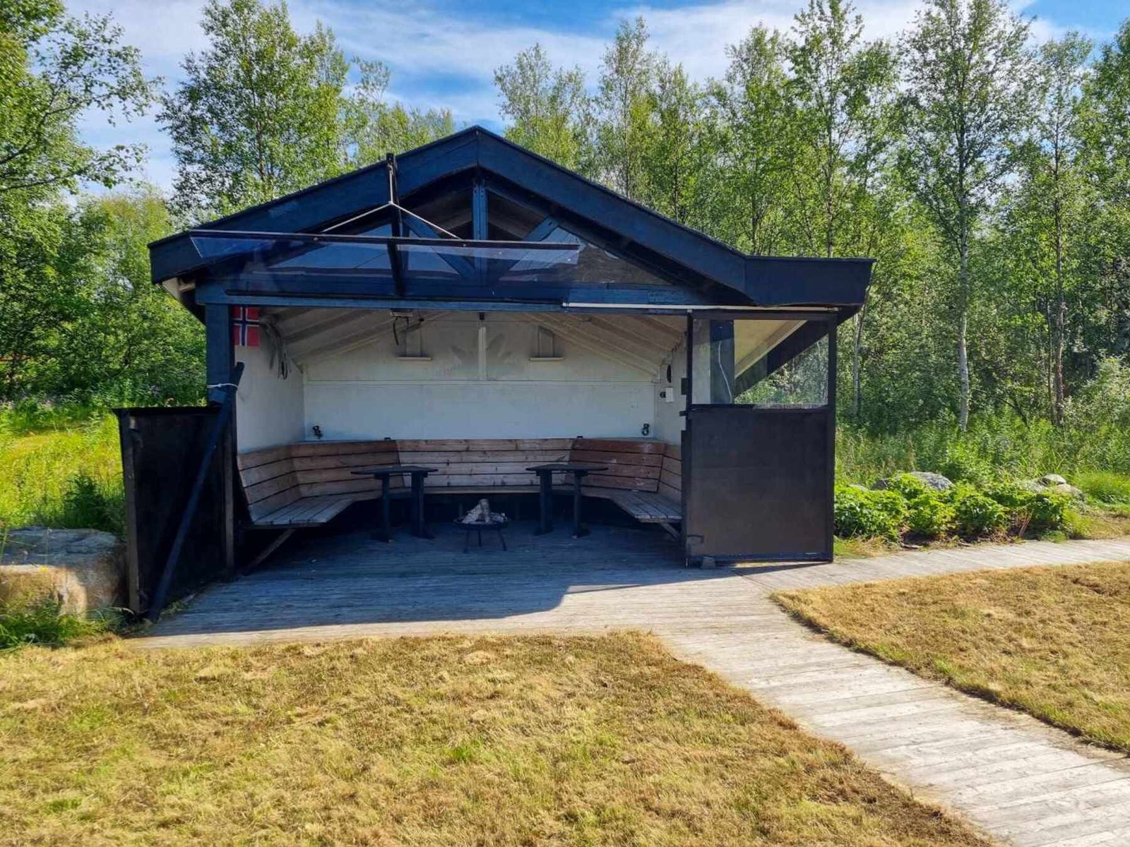 Det er også oppført en gapahuk på eiendommen. Gapahuken kan lukkes Galleribilde