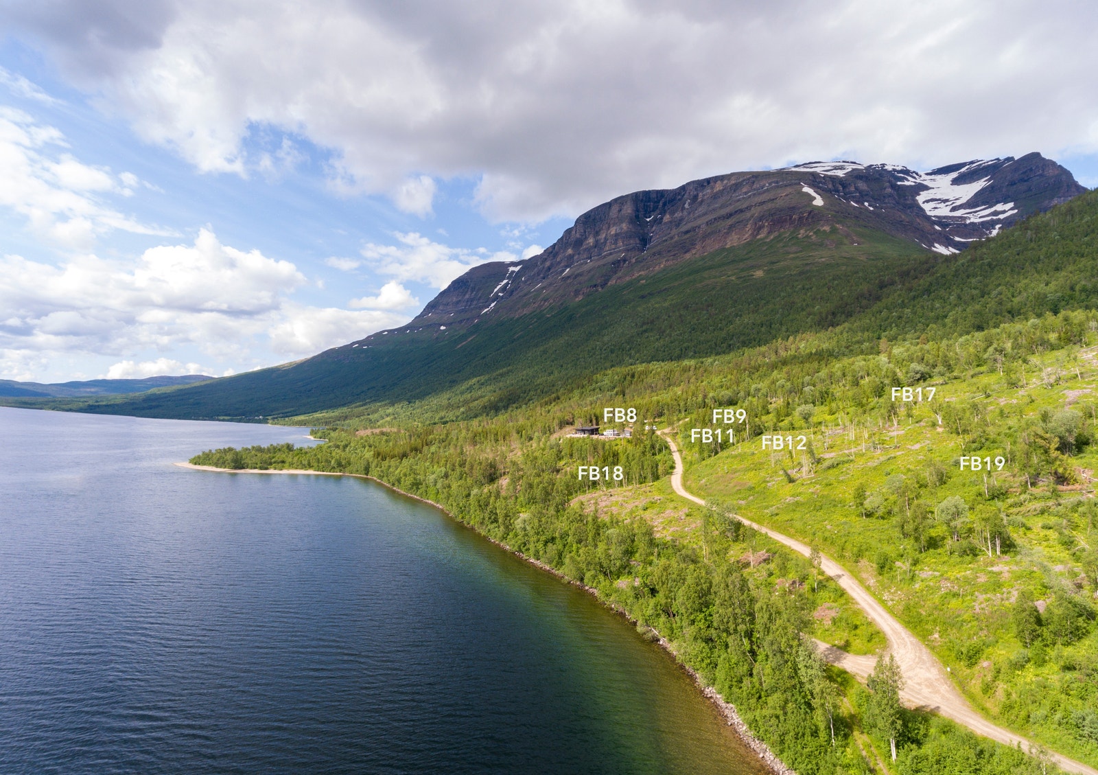 Det er gruslagt vei av god standard til tomtene Galleribilde