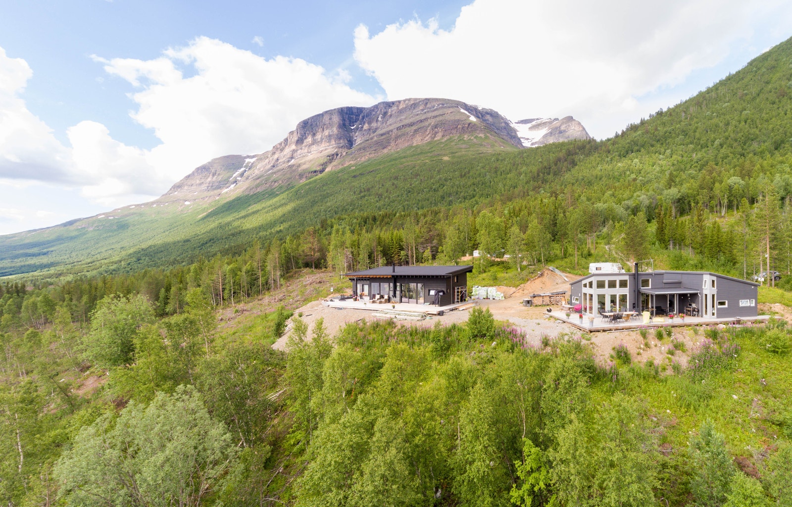 Rostadalen hyttegrend ligger fint og skjermet til på et høydedrag på nordsiden av Lille Rostavatn Galleribilde