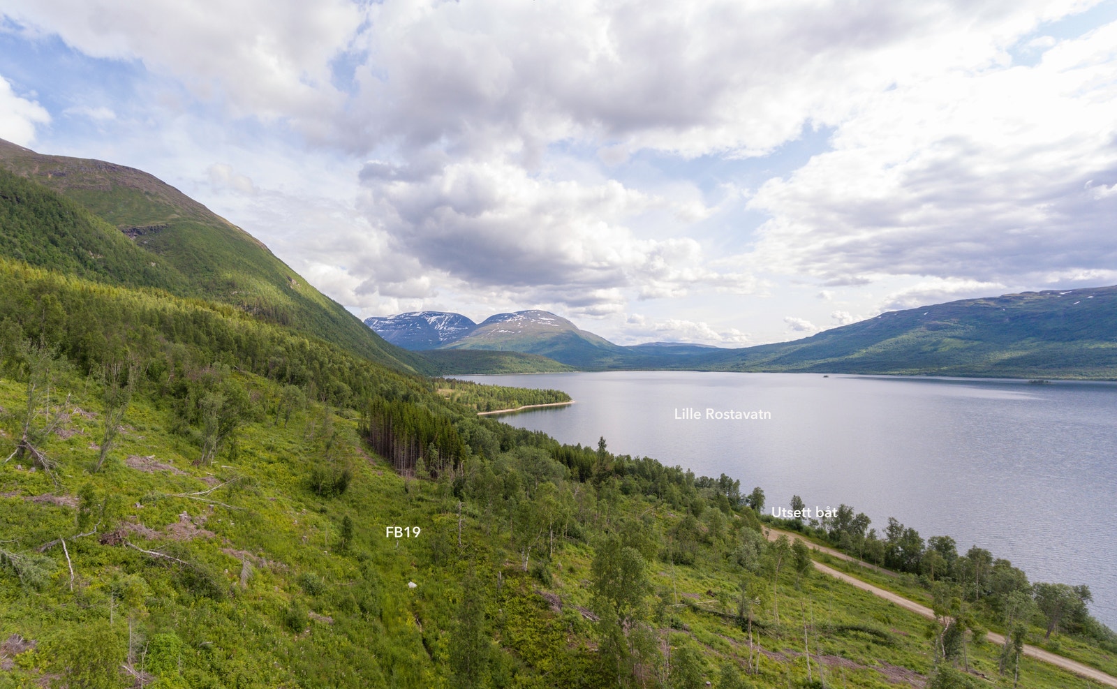 Alle tomtene er vendt mot sør og har svært god utsikt over vannet mot øst, sør og vest Galleribilde