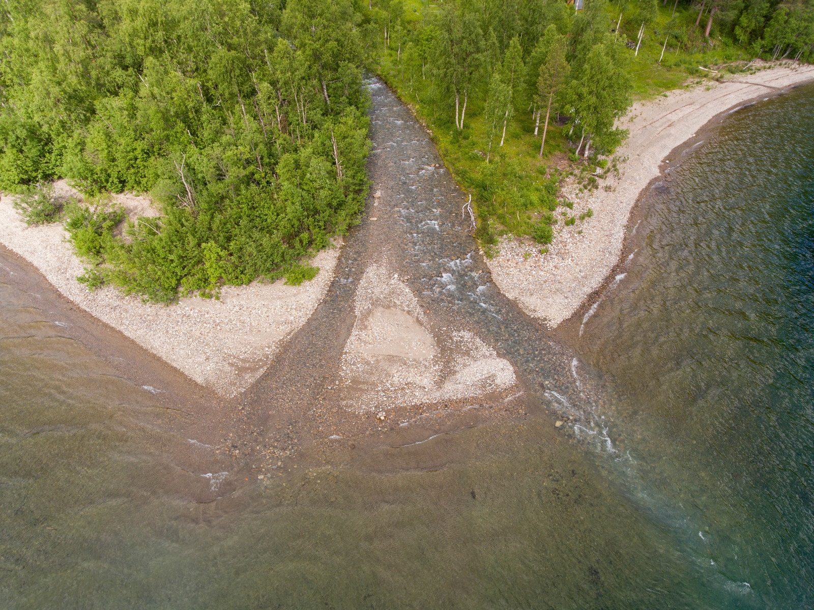 Lille Rostavatn byr på godt fiske sommer og vinter Galleribilde