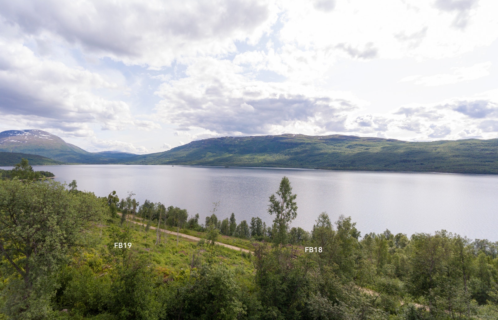 Tomtene ligger i variert terreng, fra delvis flatt til mer skrånende terreng med strålende solrik utsikt mot sørvest Galleribilde