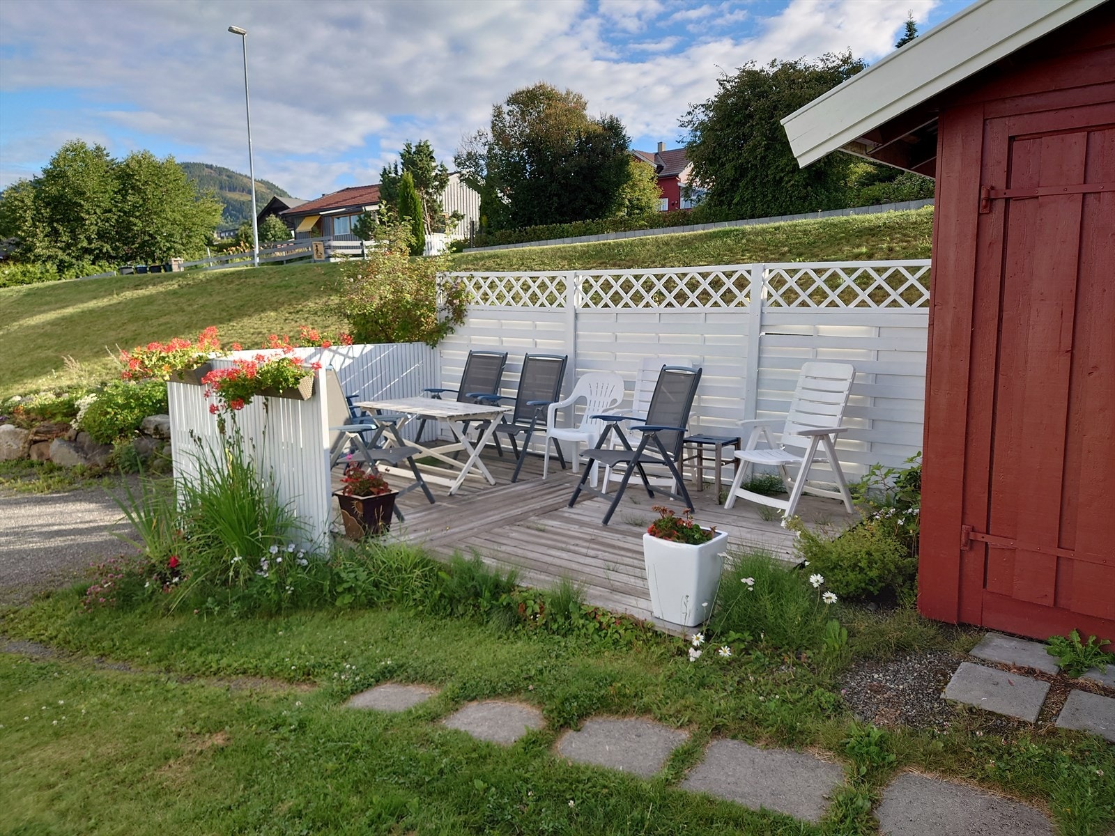 Skjermet og koselig sitteplass på fellesarealet like ved leiligheten Galleribilde