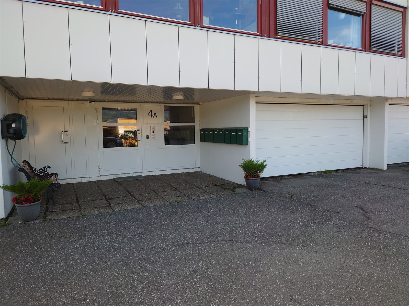 På forsiden disponerer leiligheten en garasjeplass i felles garasje. Inngang til boder m.m. Galleribilde