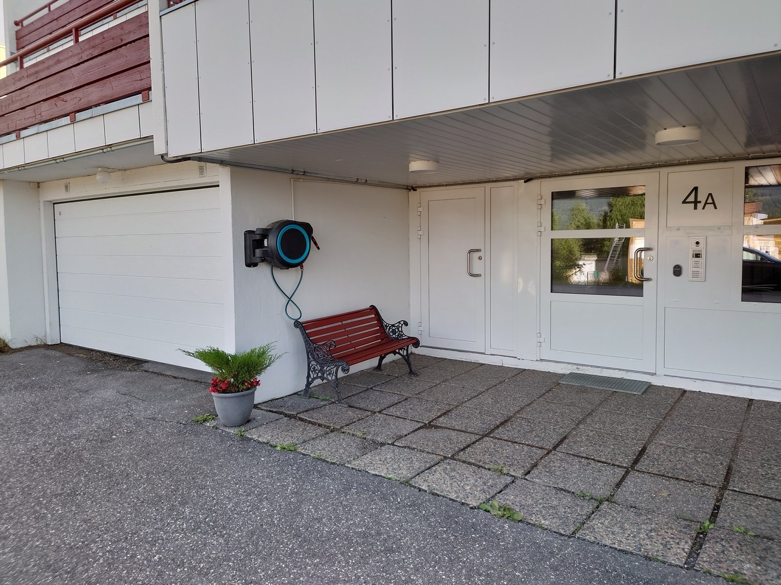 På forsiden disponerer leiligheten en garasjeplass i felles garasje. Inngang til boder m.m. Galleribilde