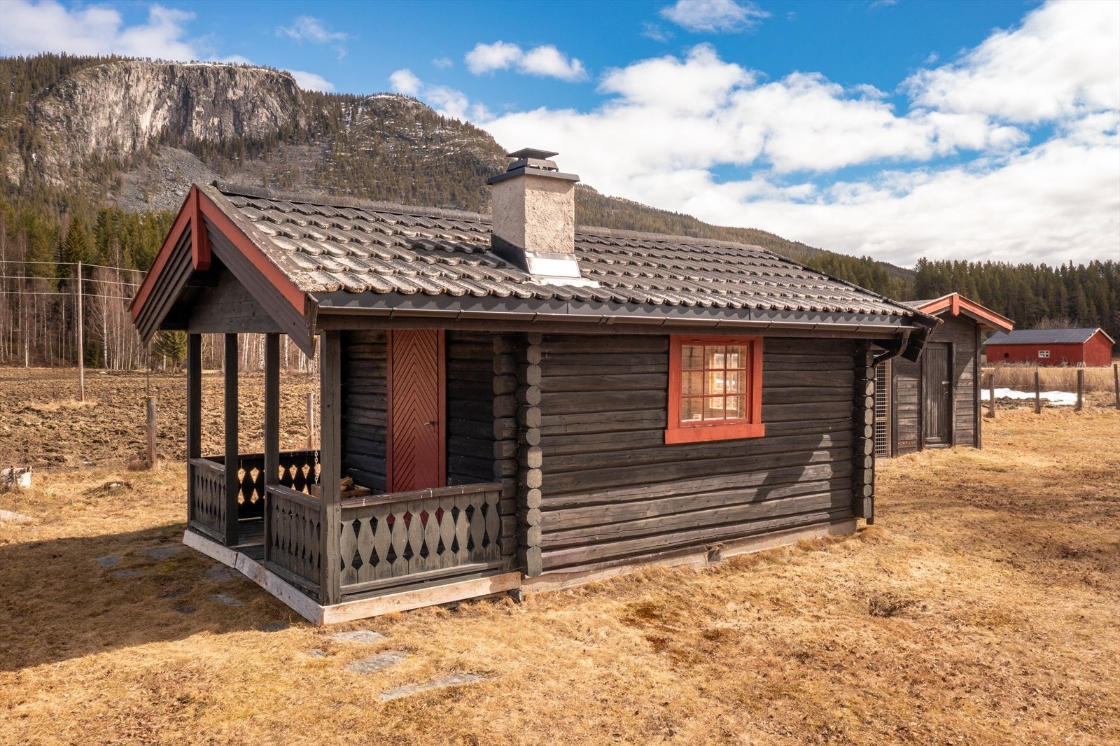 Hytte med to sengeplasser og vedovn. Galleribilde