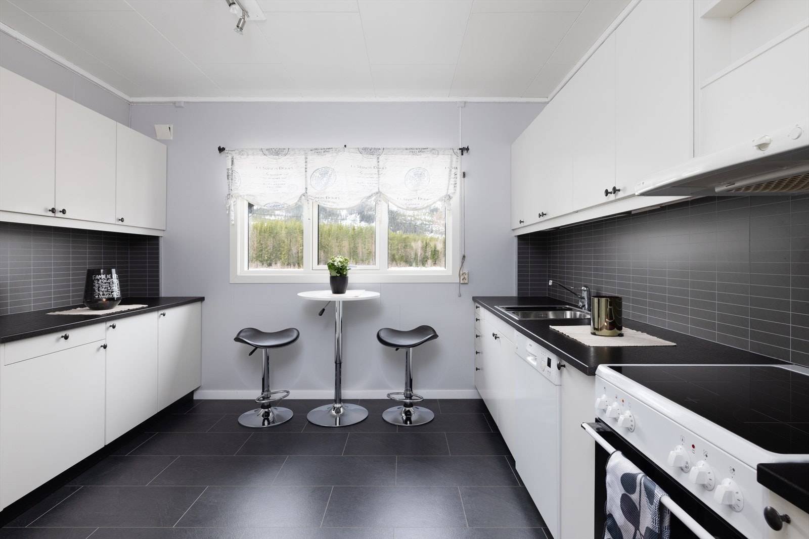 Lyst kjøkken med plass til spisebord. Galleribilde