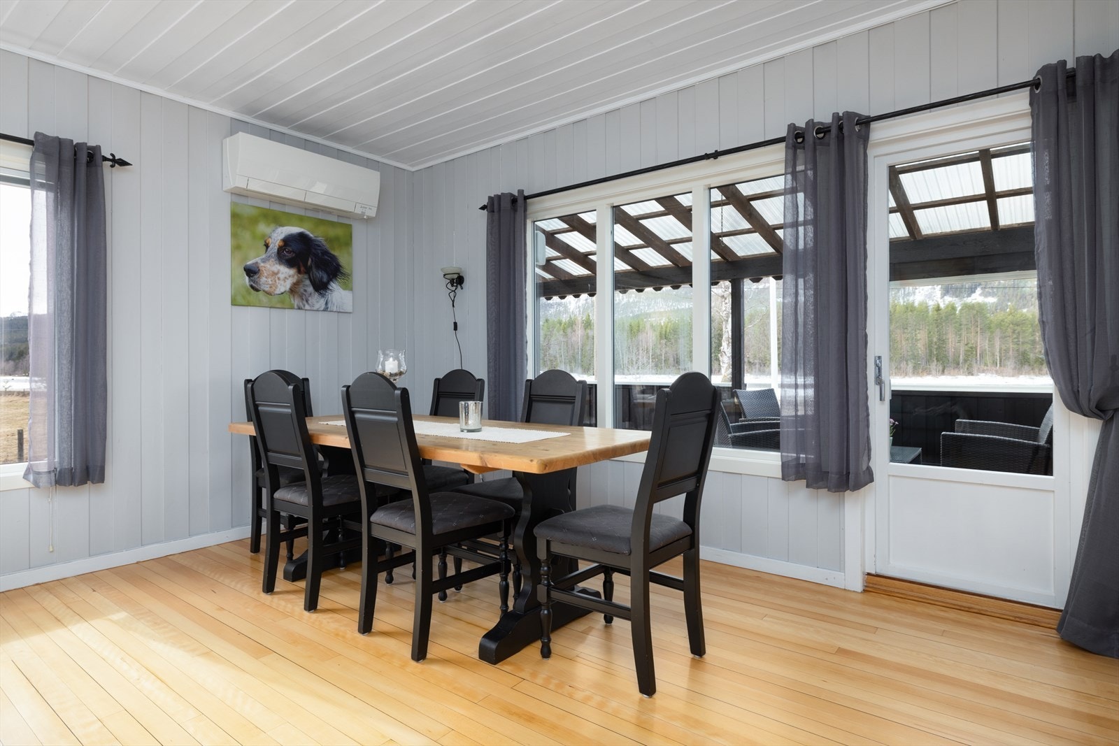 Fra spisestuen er det adkomst ut til veranda. Galleribilde