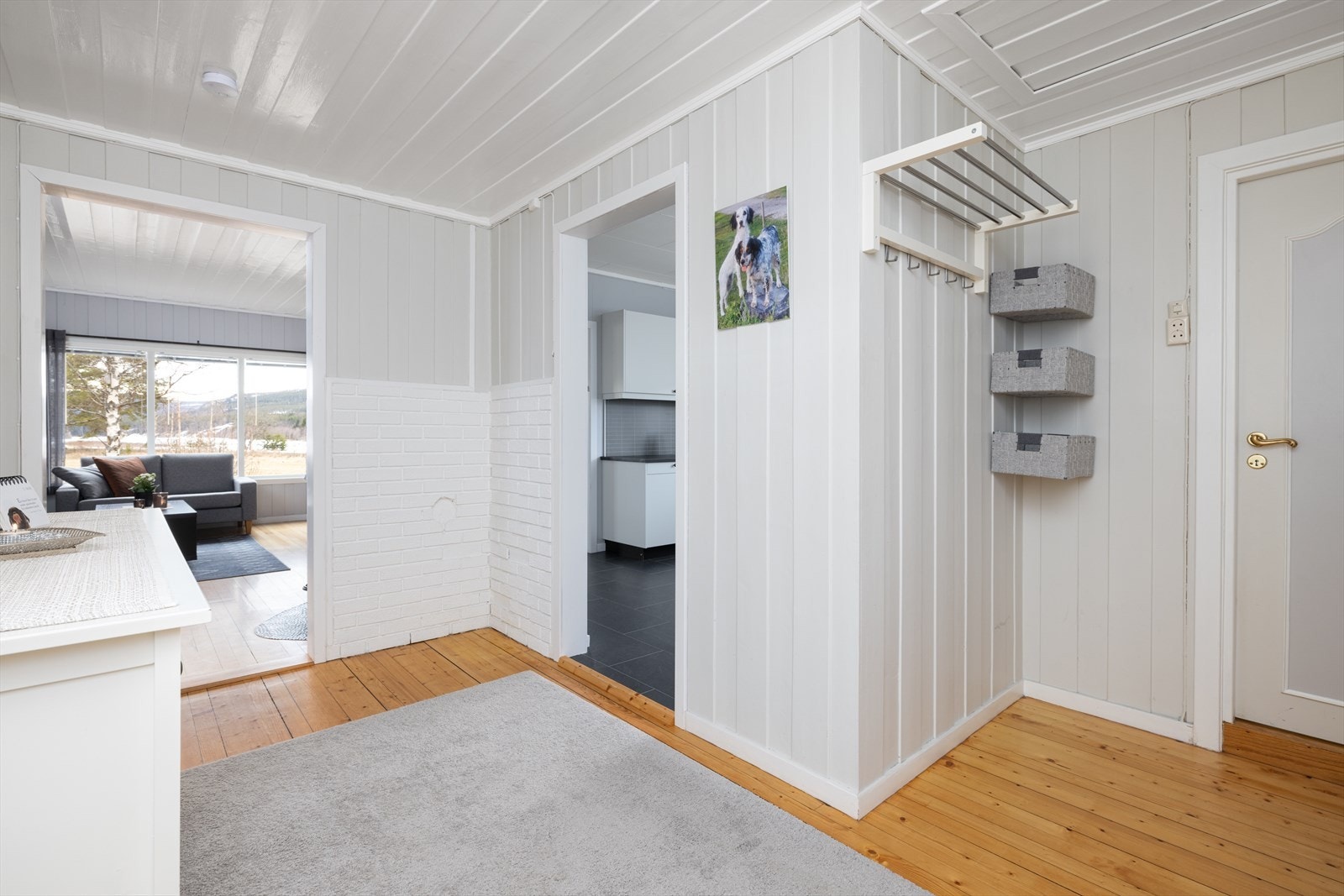 Romslig gang som tar deg videre inn til stue og kjøkken. Galleribilde