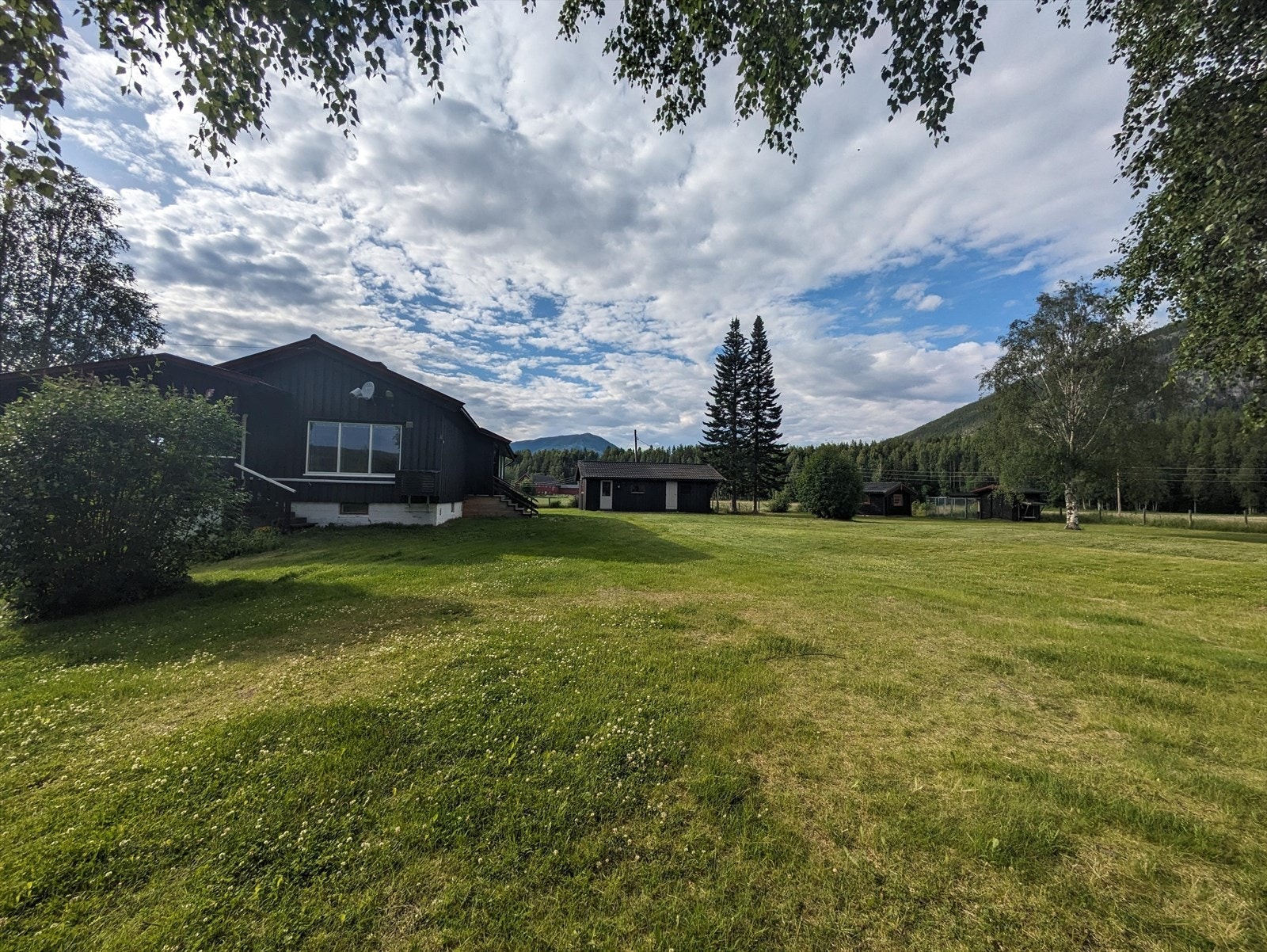 Romslig, solrik tomt. Galleribilde