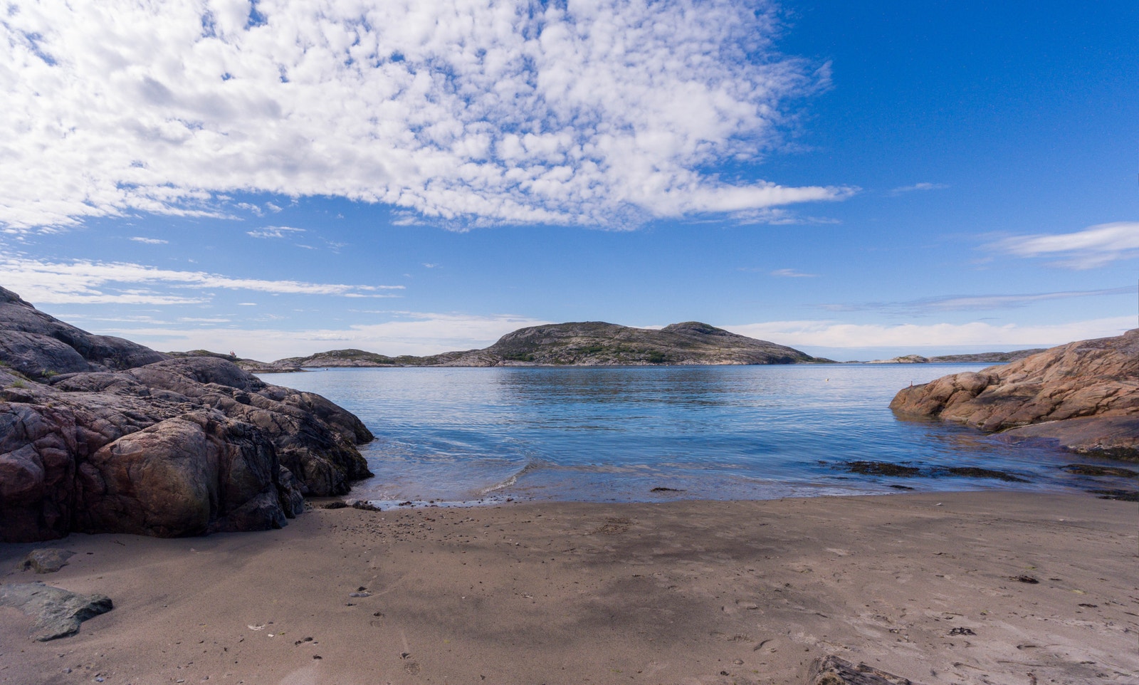 Ut mot Kvaløya fra bukta nedenfor tomtene 21 og 22 Galleribilde