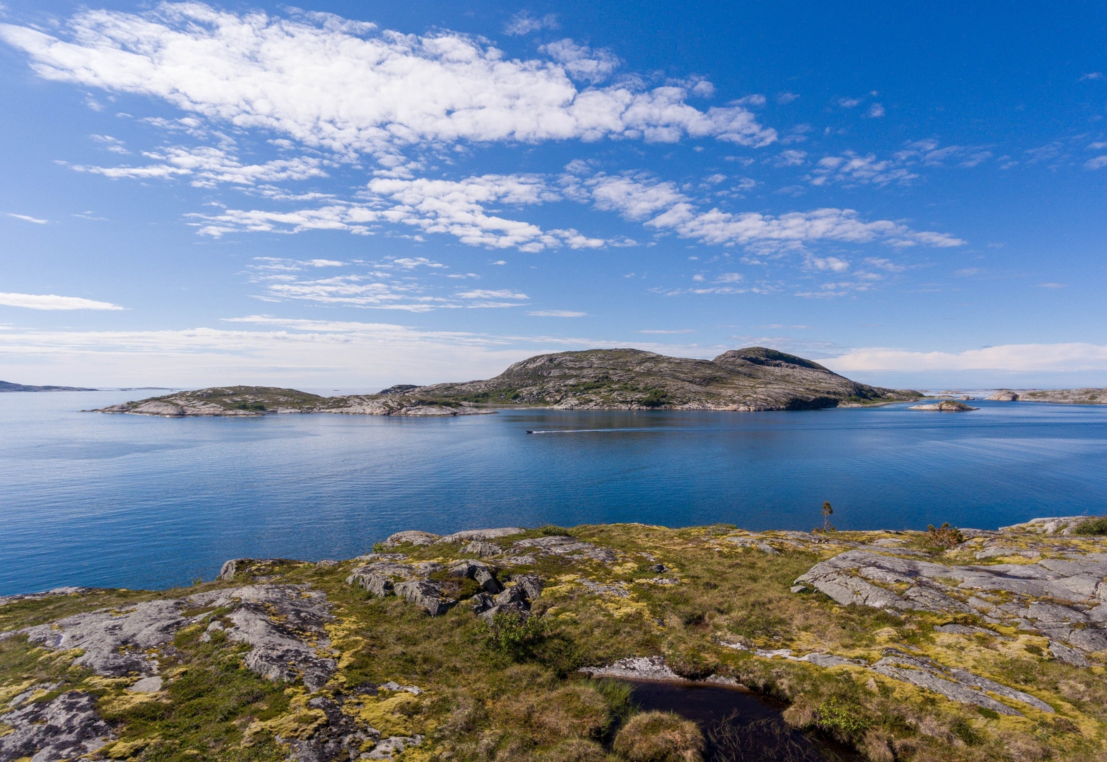 Kvaløya er et populært sted å besøke med flere hvite sandstrender Galleribilde