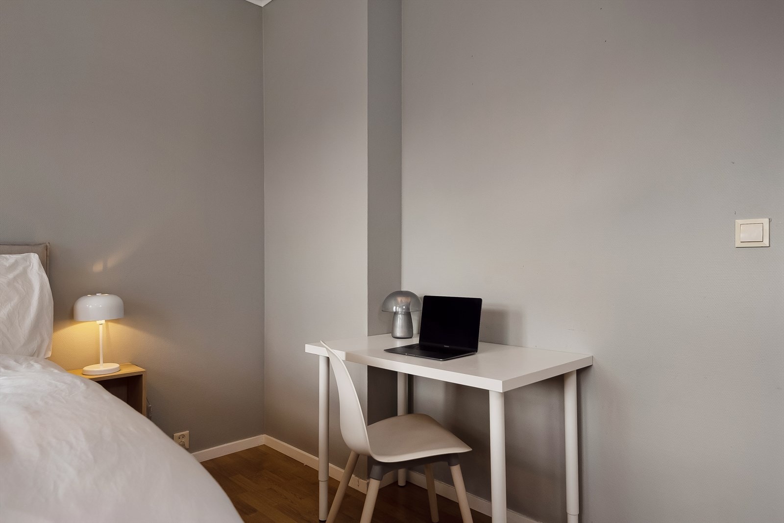 Det er god plass til både dobbeltseng, garderobe og skrivepult på soverommet. Galleribilde
