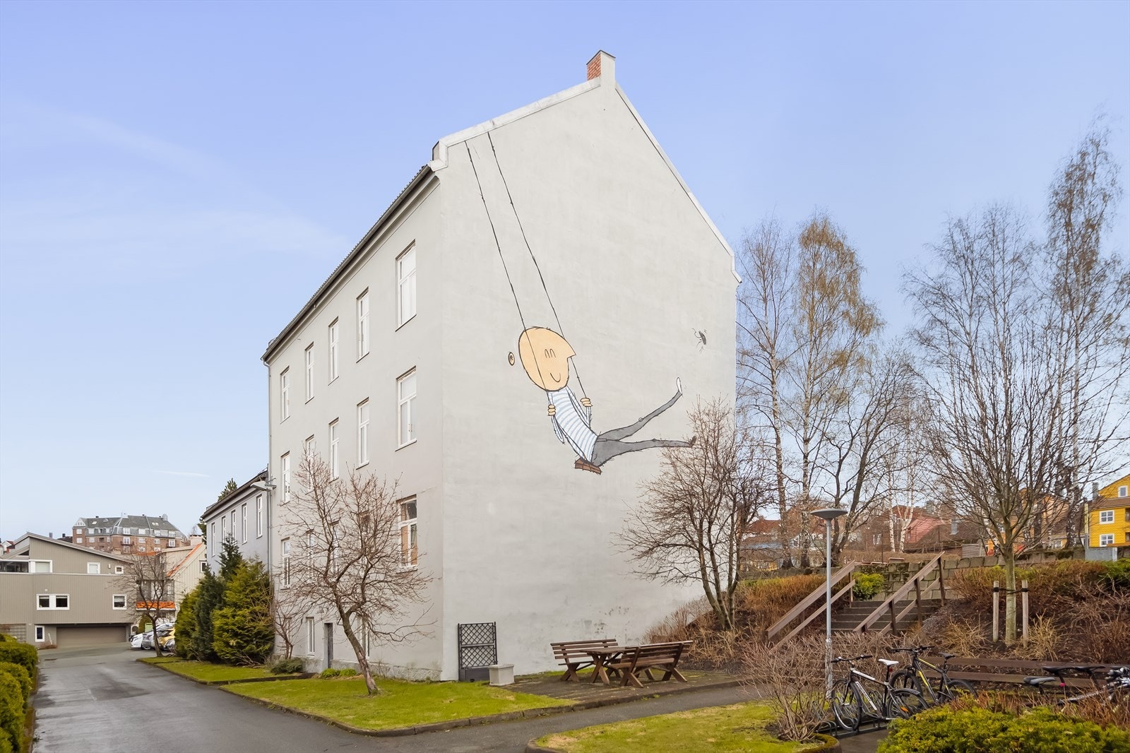 Fasade. Det medfølger en bod i kjeller for oppbevaring. Galleribilde