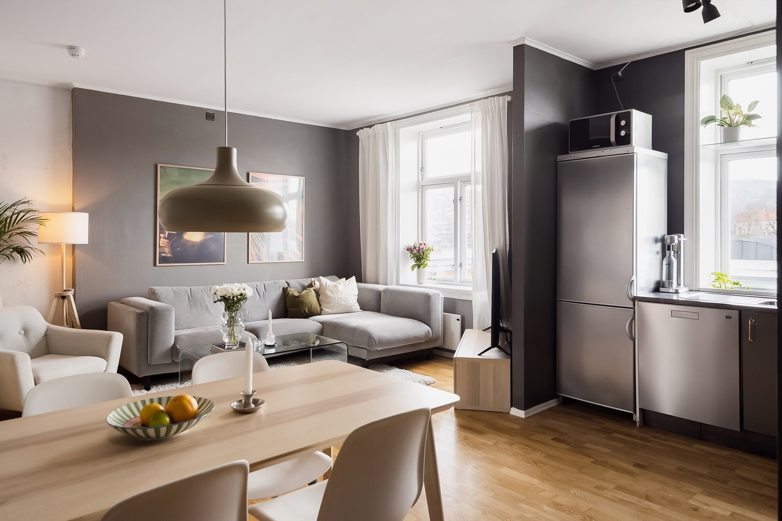 Det er åpen stue- og kjøkkenløsning, men likevel en liten skillevegg som skiller stue og kjøkken fra hverandre. Det er også plass til spisegruppe i tilknytning til kjøkken. Galleribilde