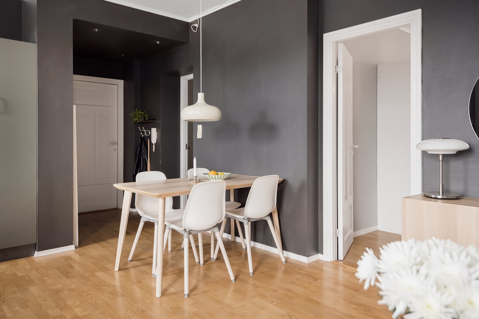 Det er mye inkludert i felleskostnadene som blant annet strøm fellesområder, parkeringsplass i garasje, kabel-tv, internett, trappevask, felles byggforsikring og diverse vedlikehold/drift iht. regnskap. Galleribilde