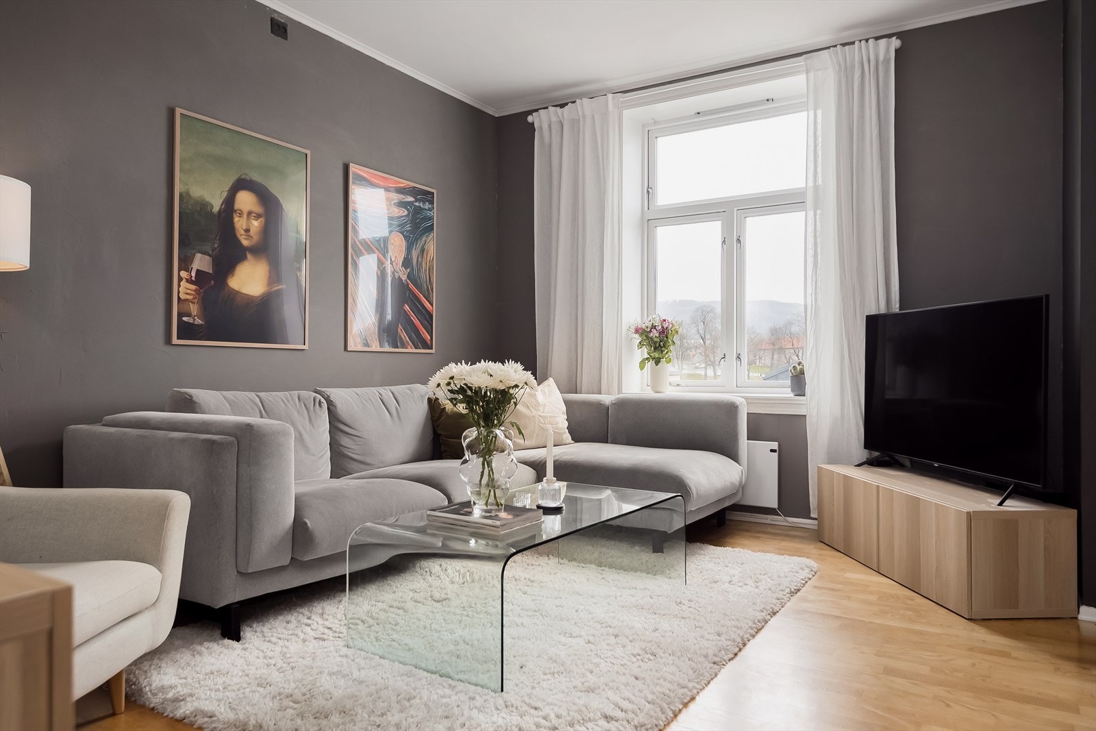 Leiligheten byr på blant annet 2 soverom, egen parkeringsplass i oppvarmet parkeringskjeller og fantastisk utsikt mot Nidarosdomen. Galleribilde