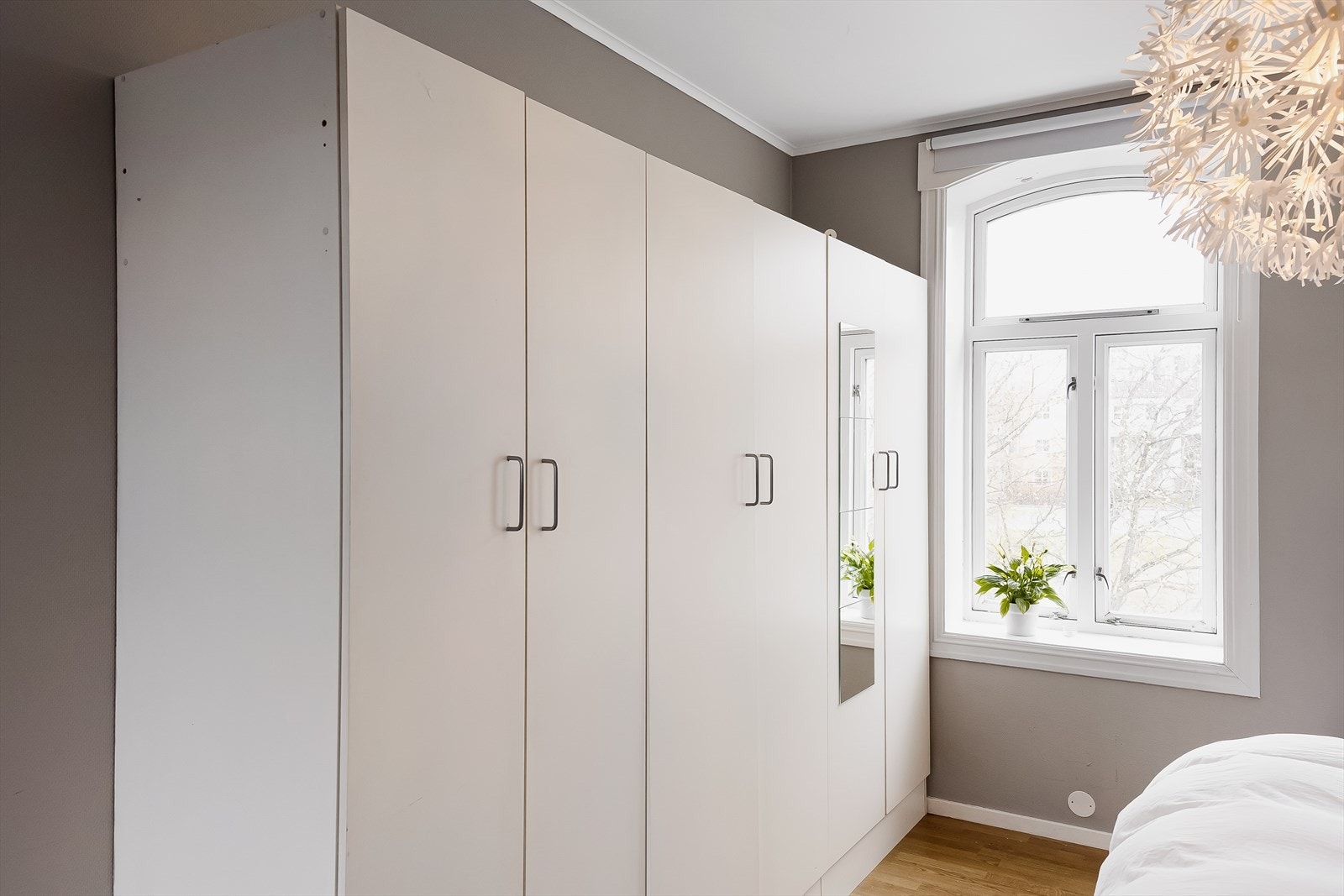 Garderobe medfølger handelen. Galleribilde